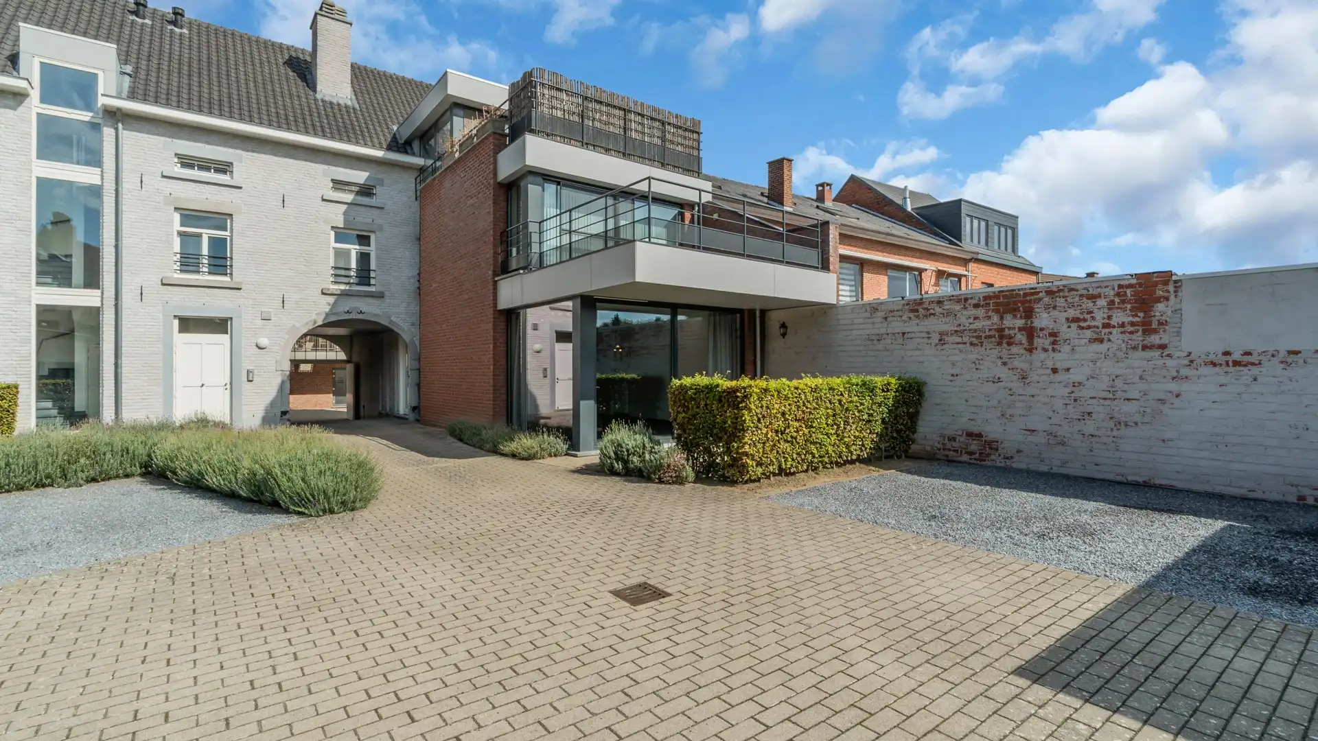 Gelijkvloers appartement met terras en private parking. Uitstekende ligging aan de vernieuwde Markt. foto 4