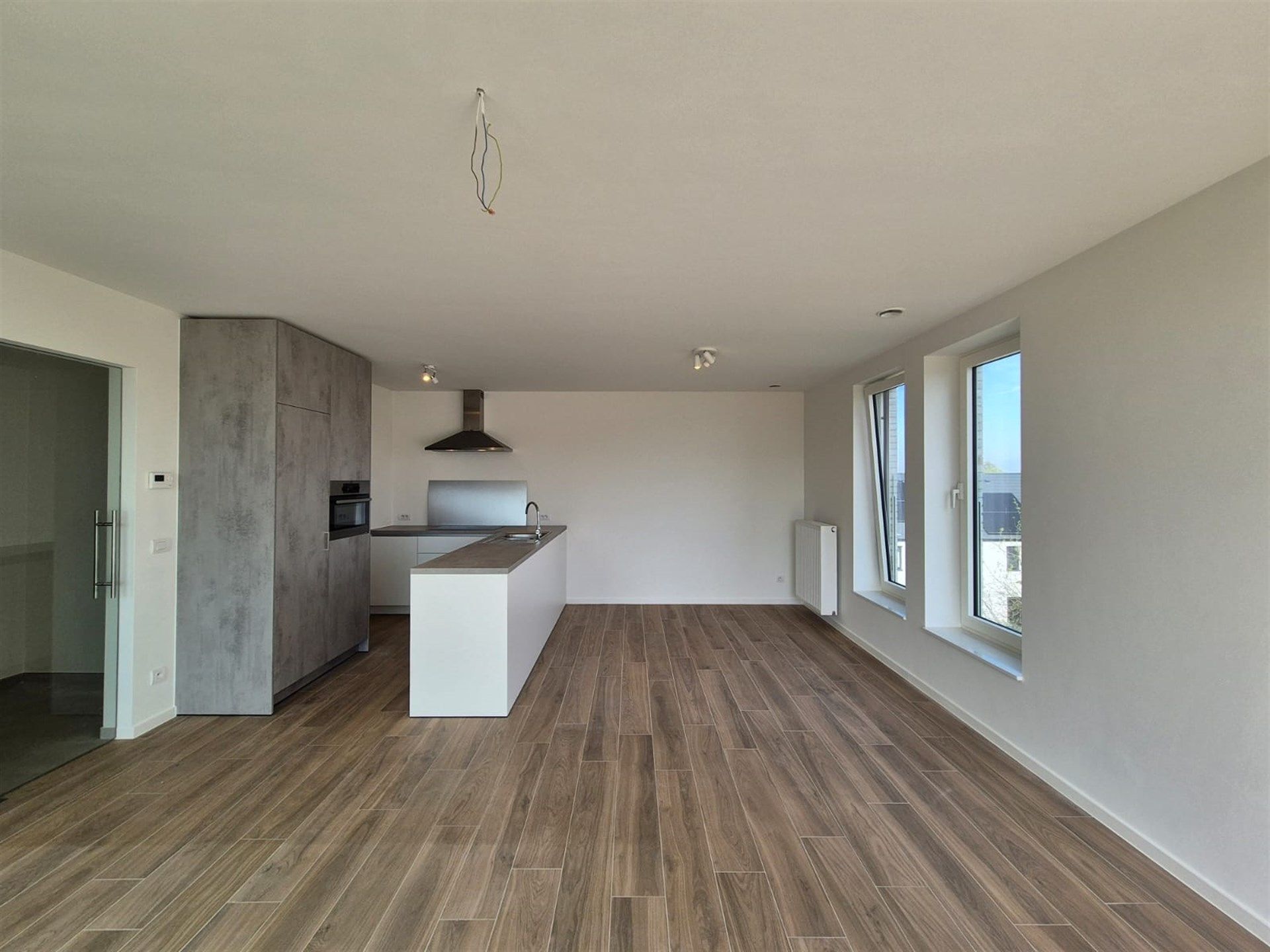 Lichtrijk nieuwbouw appartement met terras en staanplaats. foto 2