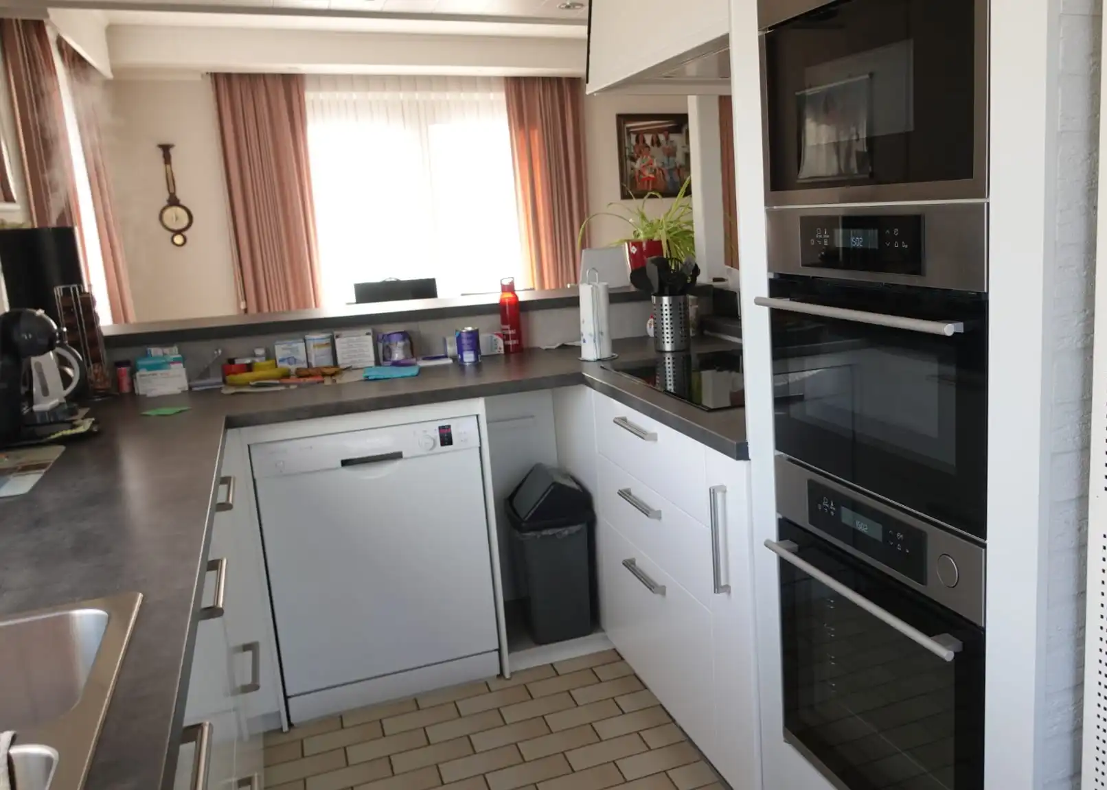 Ruime woning met veel lichtinval, volledig onderkelderd en prachtige tuin foto 4