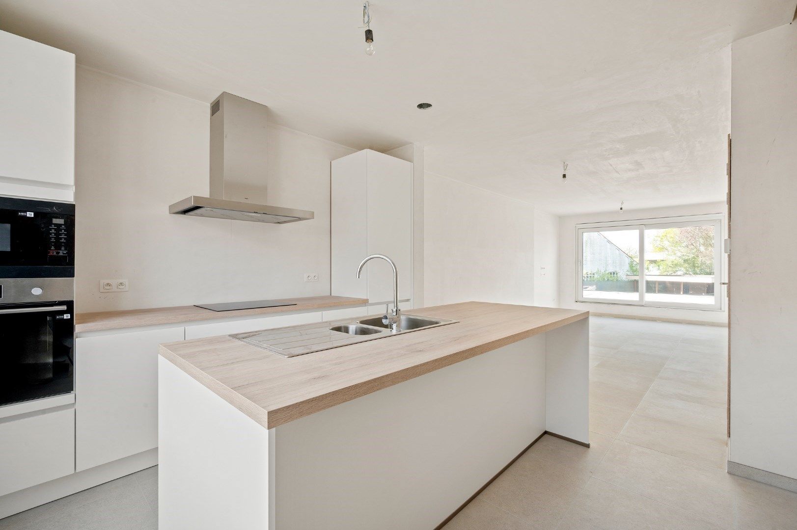 DUPLEX NIEUWBOUWAPPARTEMENT MET 2 SLPKS EN RUIM TERRAS TE GELUWE foto {{pictureIndex}}
