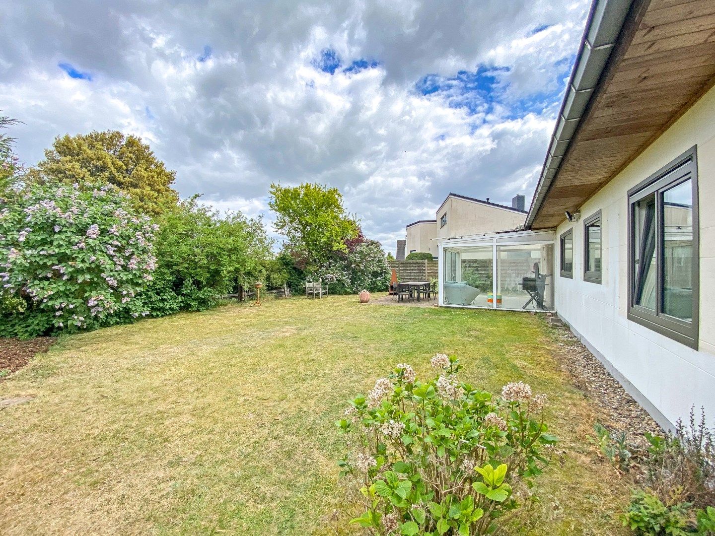 Hoofdfoto van de publicatie: Alleenstaande gelijkvloerse villa op 625m² gelegen vlakbij de dorpskern van Koksijde. 