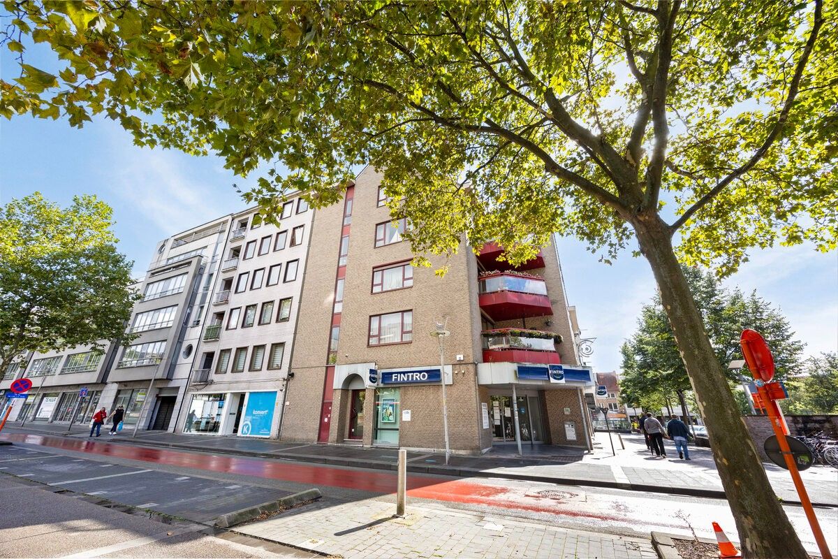 Ruim appartement met 1 slaapkamer, gelegen in het centrum van Genk! foto 2