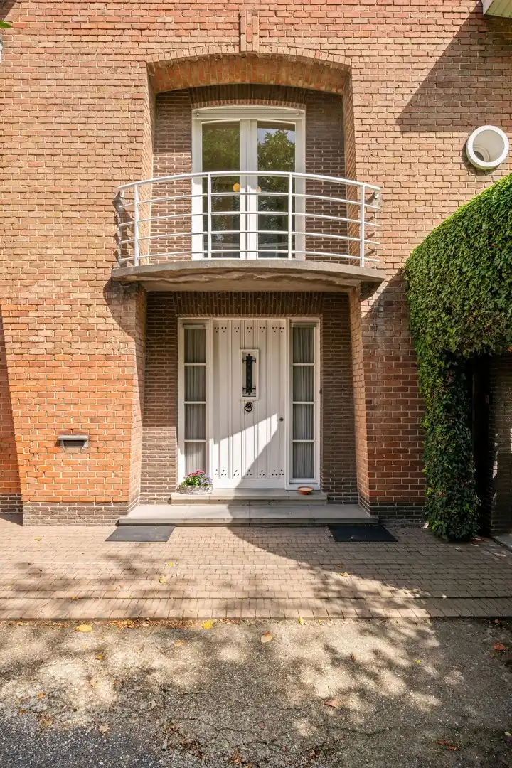Robuuste halfopen te renoveren woning van de gekende Kortrijkse architect Poly Scherpereel met 3 volwaardige verdiepingen en verrassend ruimtes foto 3
