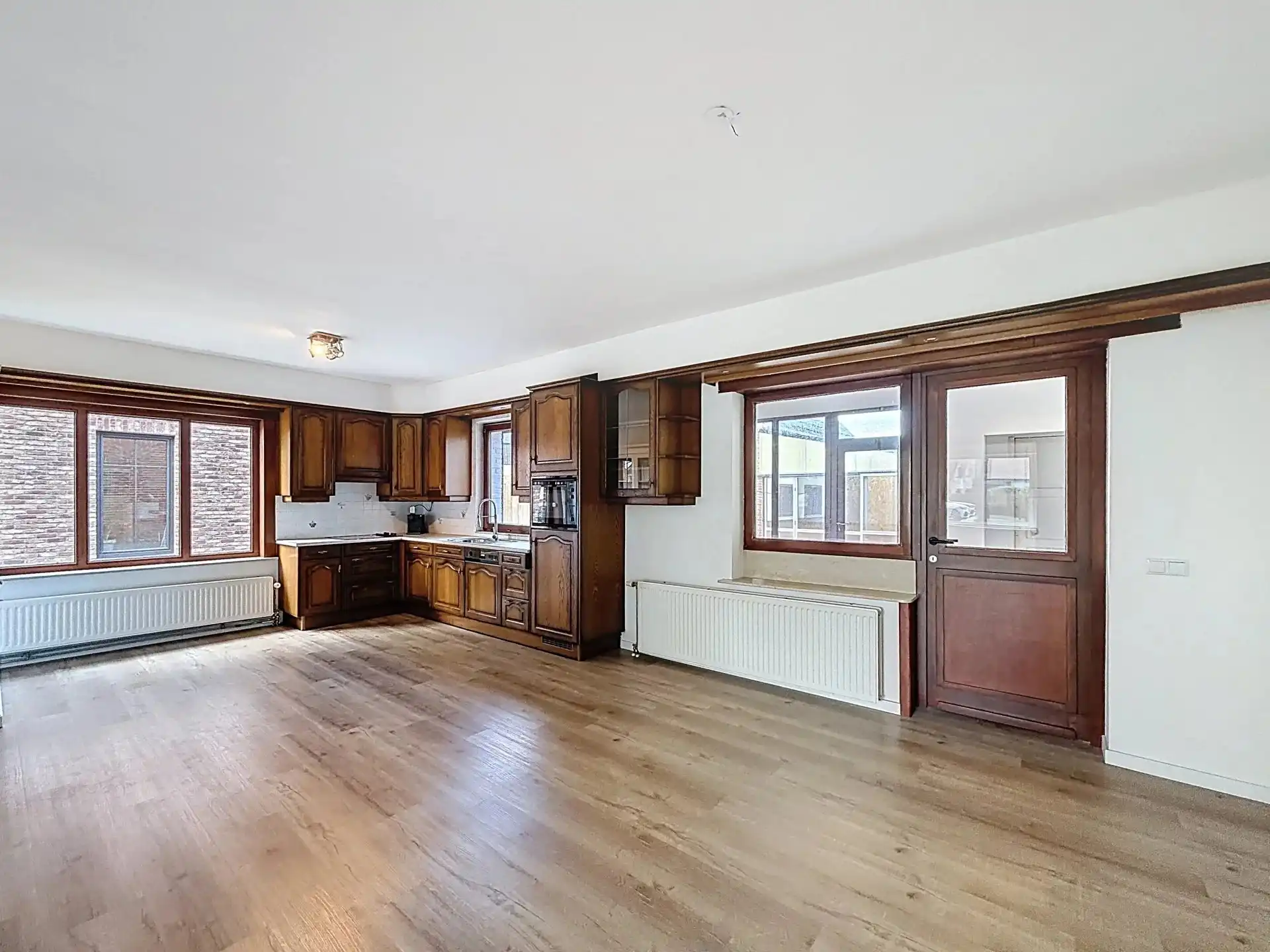 Zeer ruime en verzorgde woning met 5 slaapkamers en 2 badkamers op een groot perceel foto 6