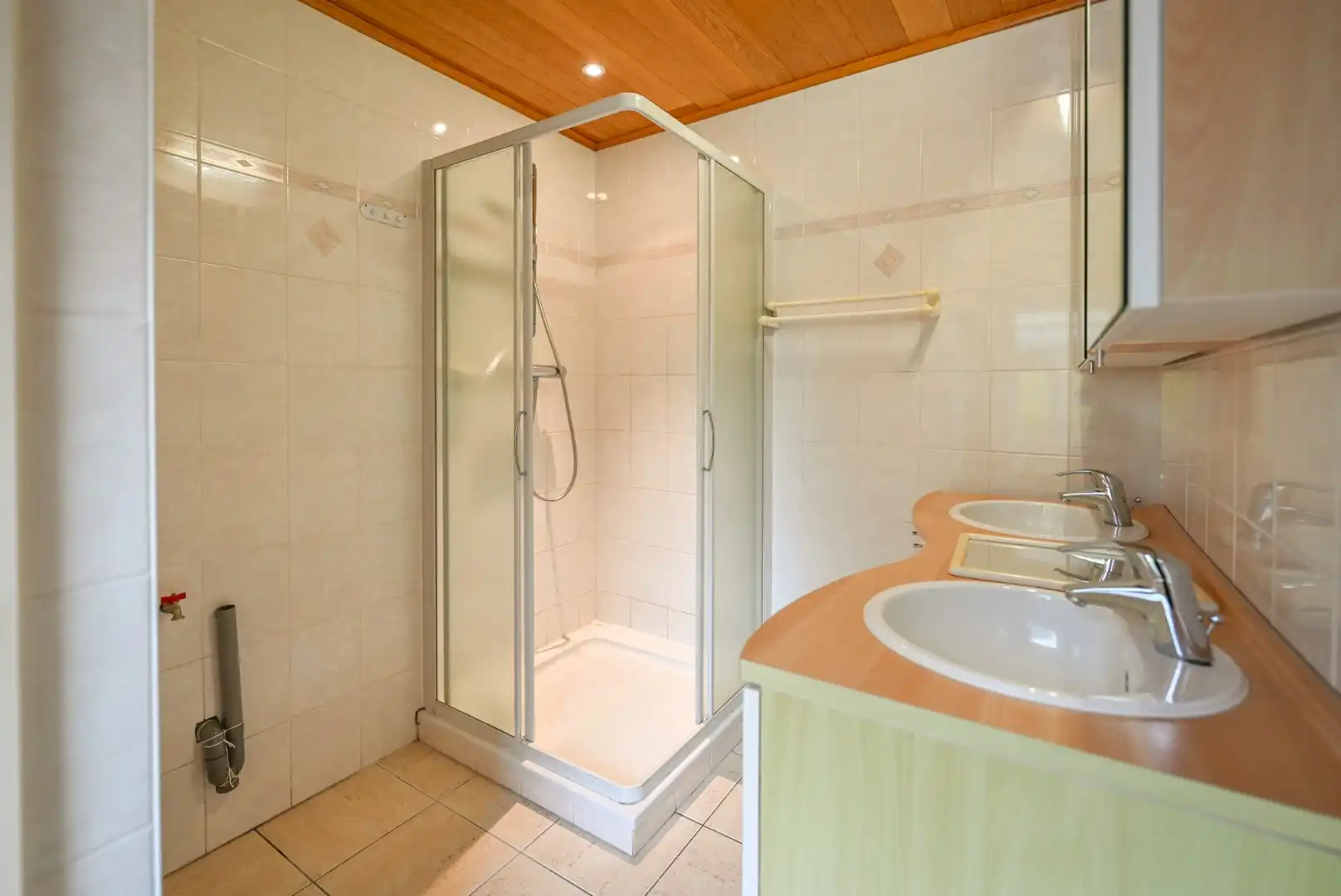 Centraal gelegen woning met 2 slaapkamers, tuin en garage foto 10