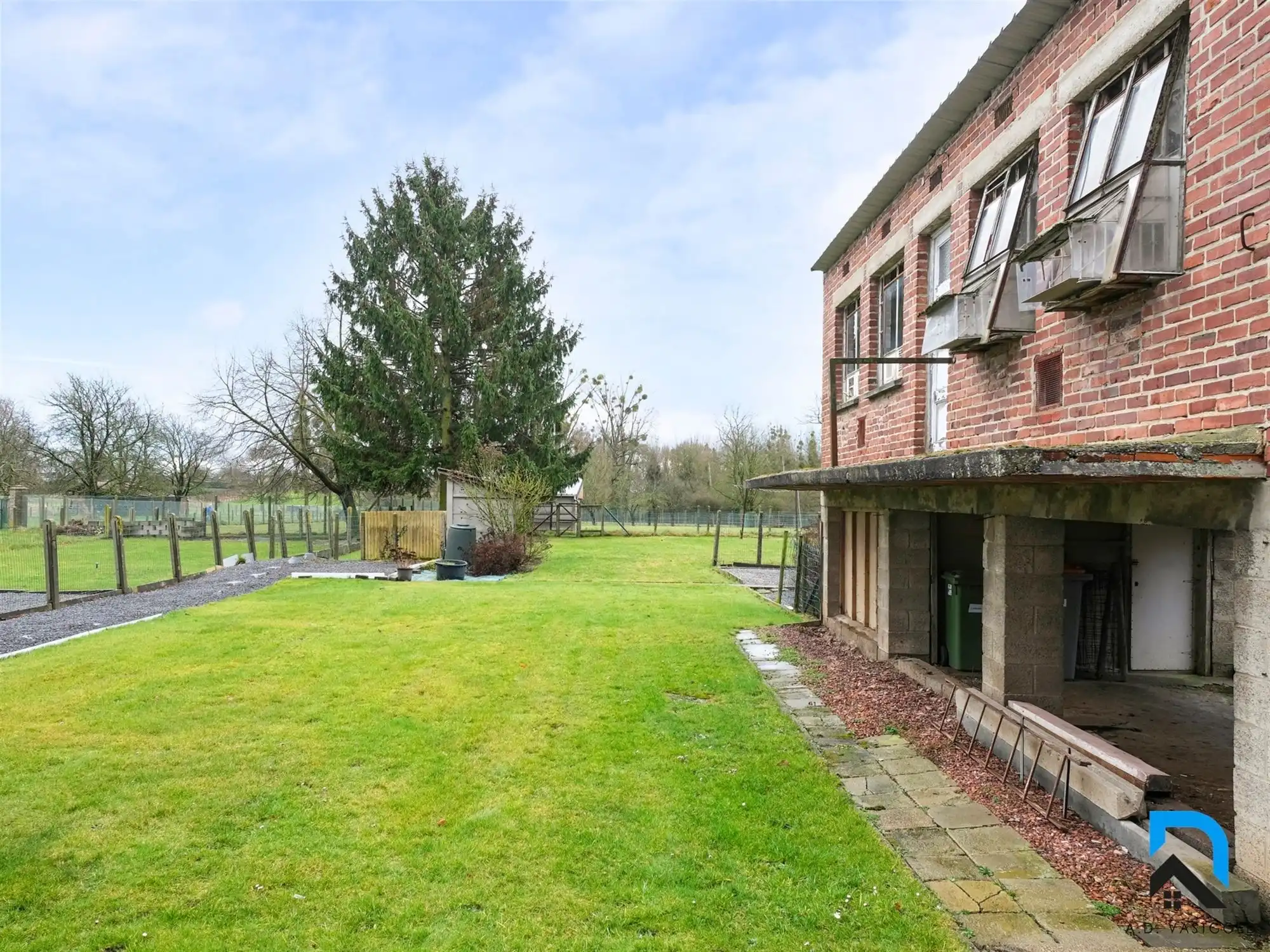 Mooie woning met grote tuin foto 24