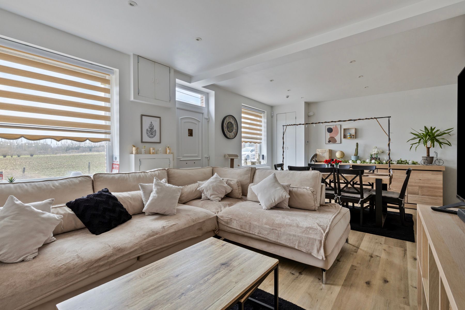 Instapklare woning met 3 slaapkamers en 2 badkamers foto {{pictureIndex}}