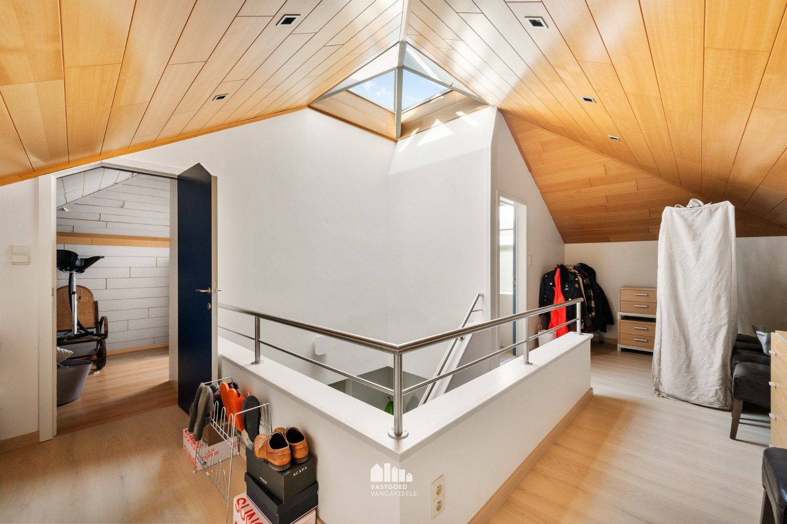 Goed onderhouden villa met grote tuin en twee garages op centrale ligging.   foto 20