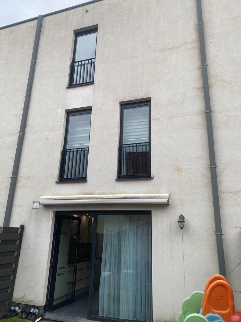 Moderne stadswoning met tuin in familiale en levendige buurt foto 12