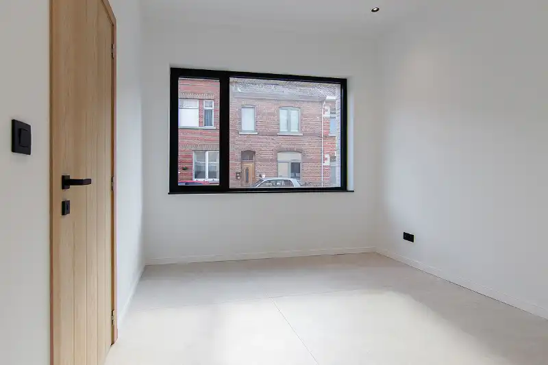 Geslaagde totaalrenovatie met 4 slaapkamers, 2 badkamers, zonnig terras, omheinde tuin en toegang achteraan foto 4