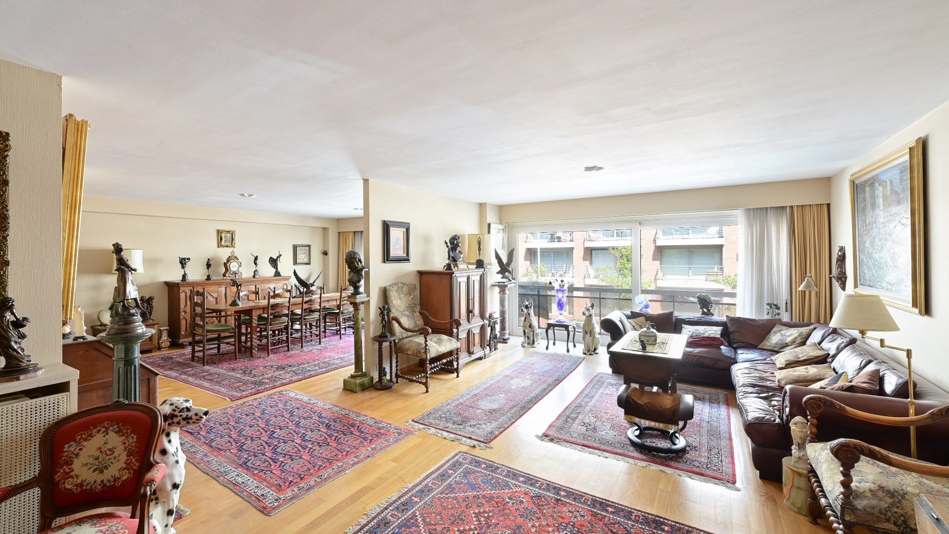 Ruim woonappartement met prachtig zonneterras (30m²) gelegen vlakbij de Dumortierlaan. foto {{pictureIndex}}