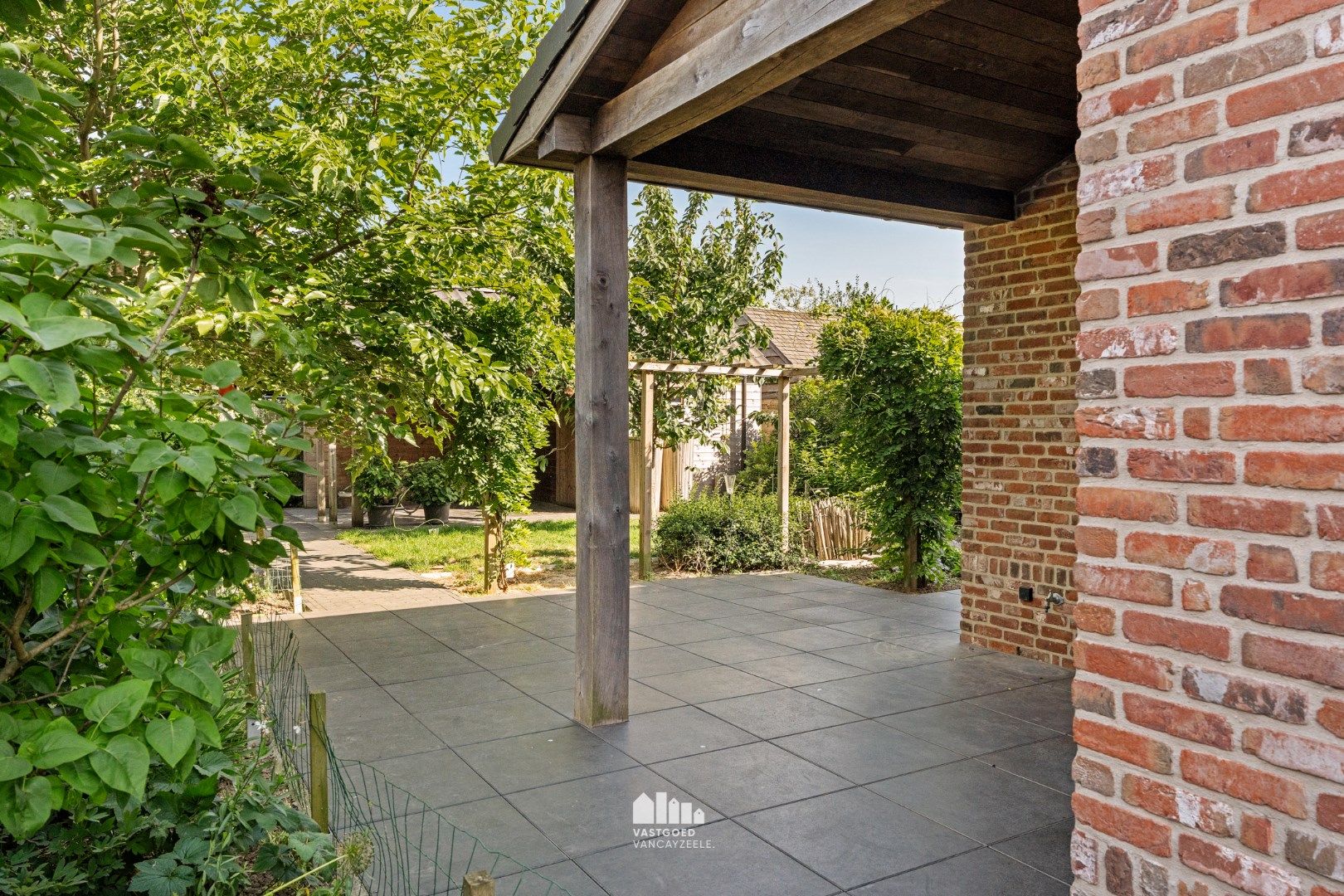 Recente kwalitatief afgewerkte woning met zonnige tuin en garage. foto 21