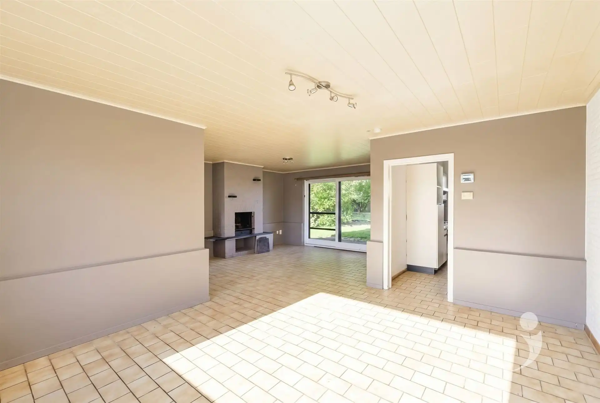 Ruime te renoveren woning met 3 slaapkamers foto 8