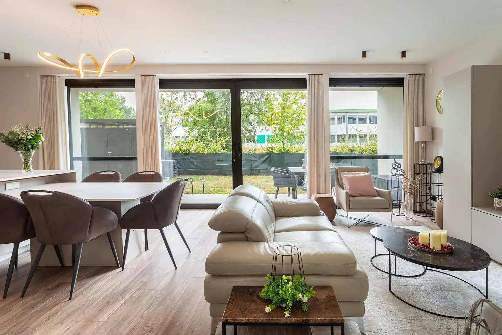 Modern en luxueus appartement in idyllisch binnengebied foto {{pictureIndex}}