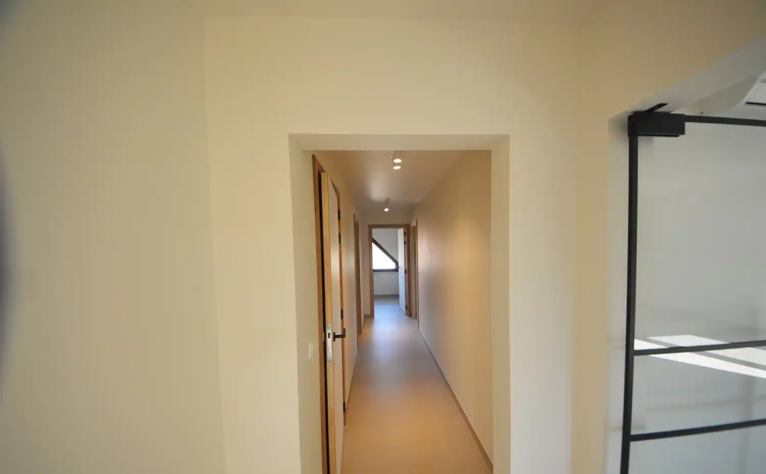 Ruim en lichtrijk gerenoveerd appartement (140 m²) INCL. 2 PARKEERPLAATSEN foto 7