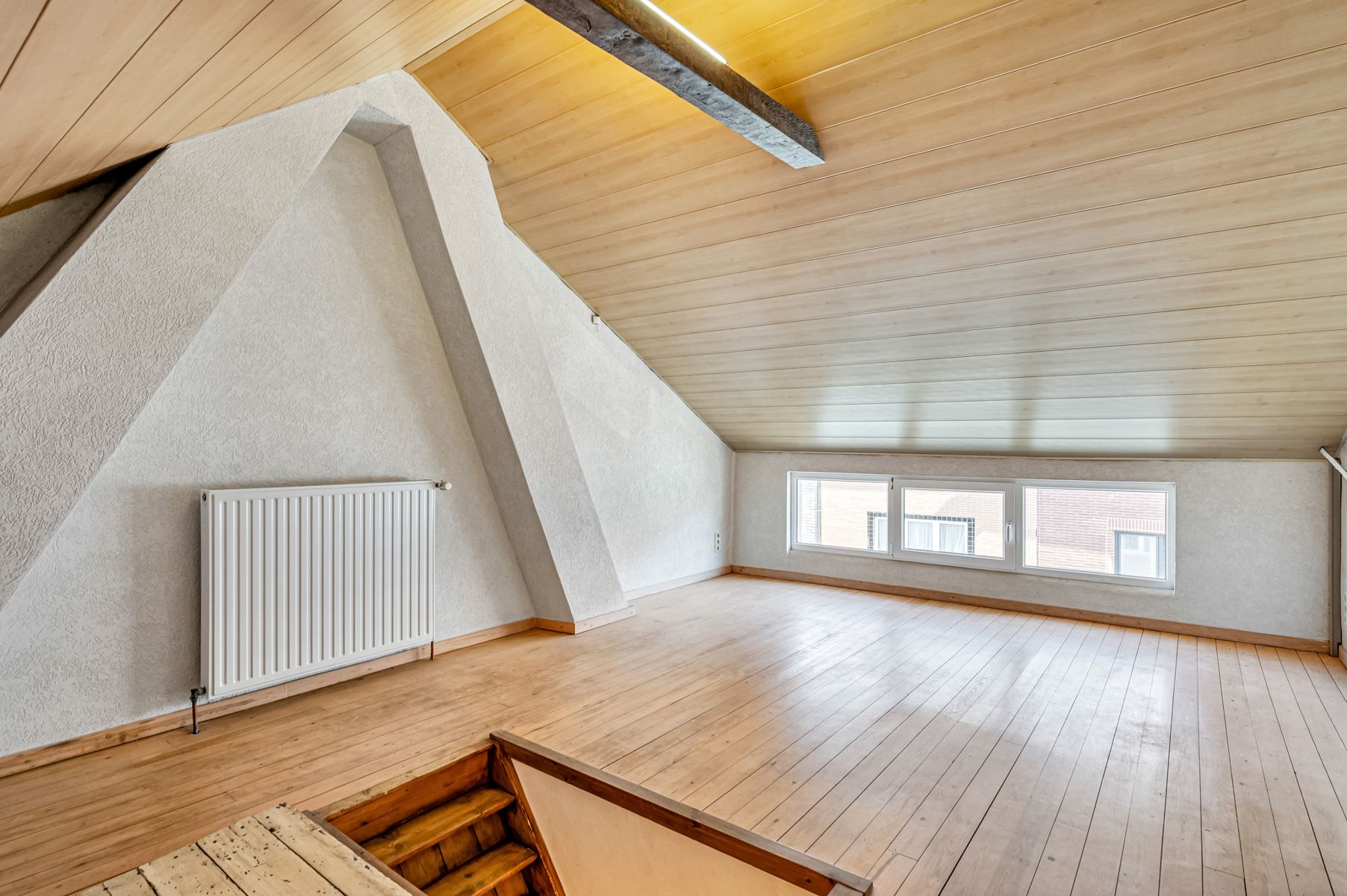 Goed gelegen, ruime gezinswoning met garage foto 16
