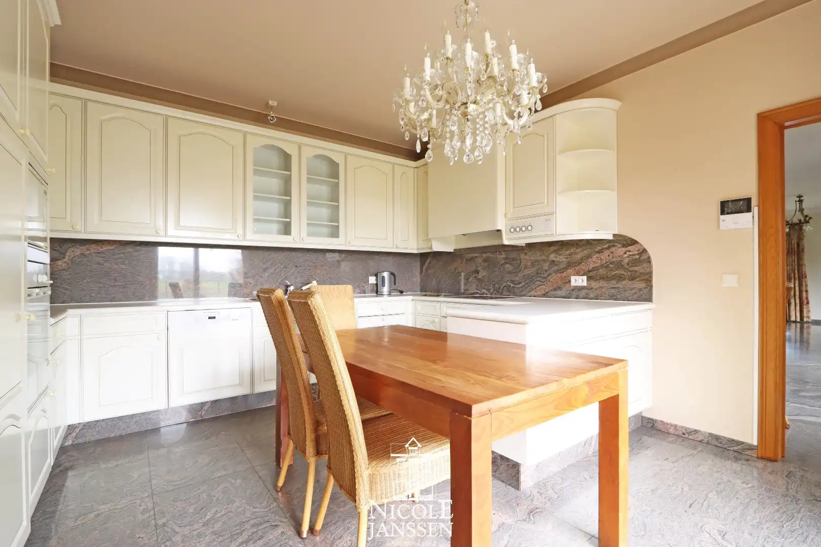 Ruim ingedeelde villa met 7 slaapkamers, dubbele garage en volledig omheinde tuin  foto 12