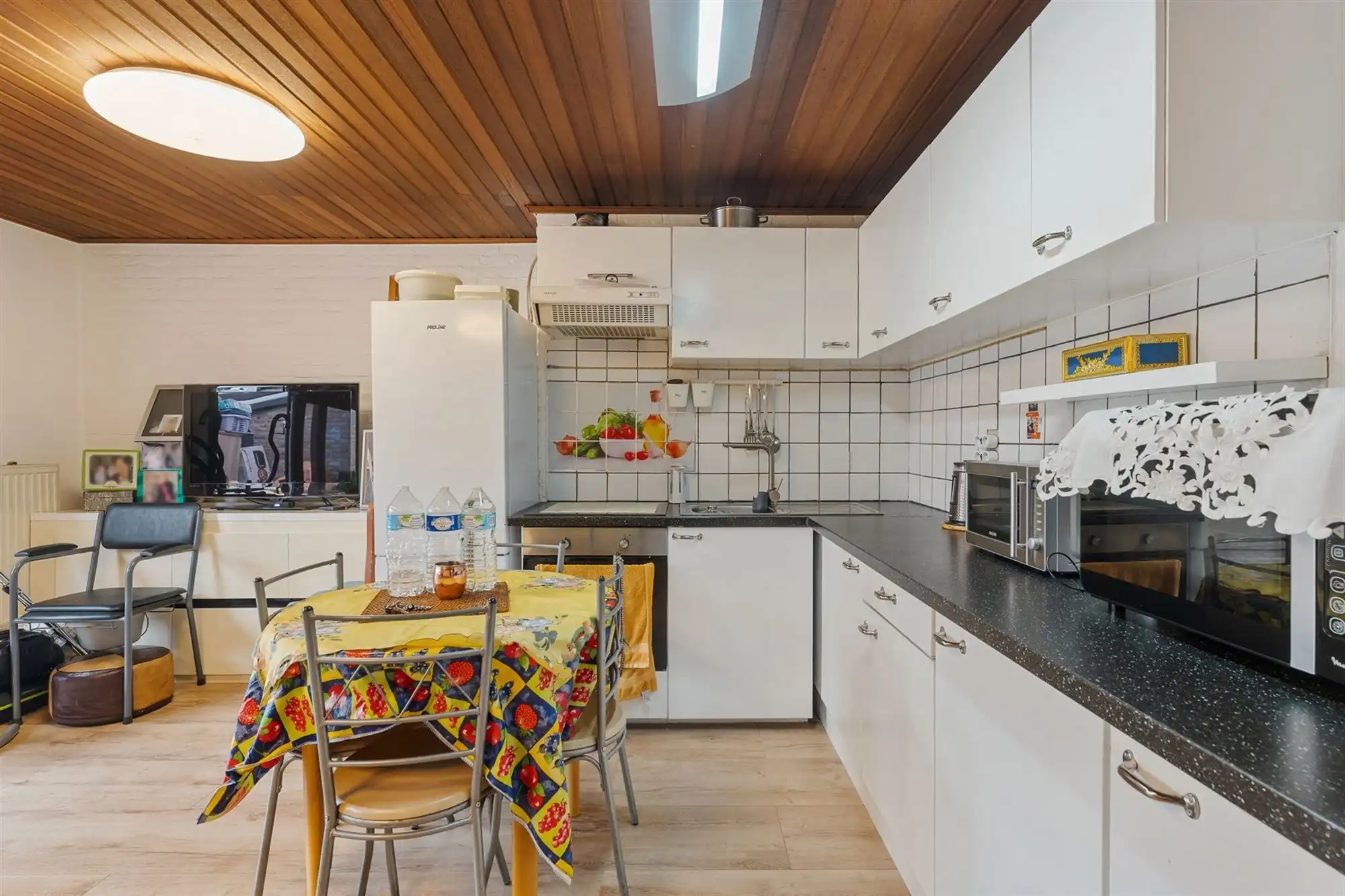 TE RENOVEREN WONING MET BOVENLIGGEND APPARTEMENT GELEGEN TE HEPPEN foto 3