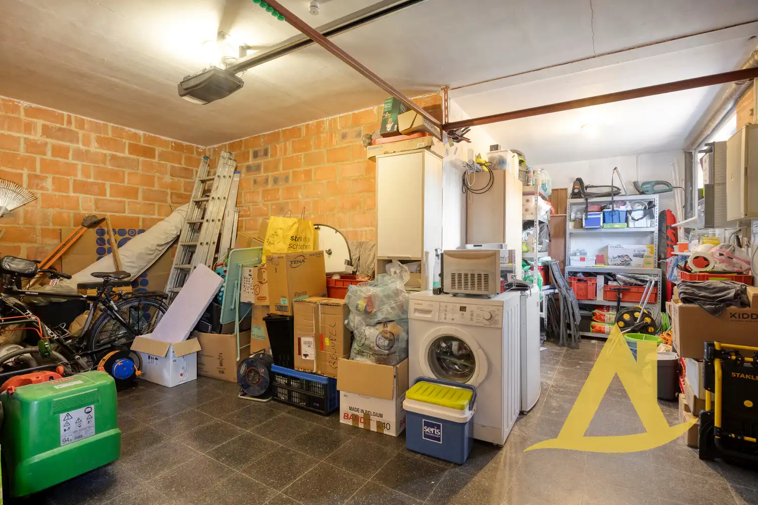 RUSTIG GELEGEN, INSTAPKLARE WONING MET TUIN RONDOM EN RUIME OPRIT foto 16