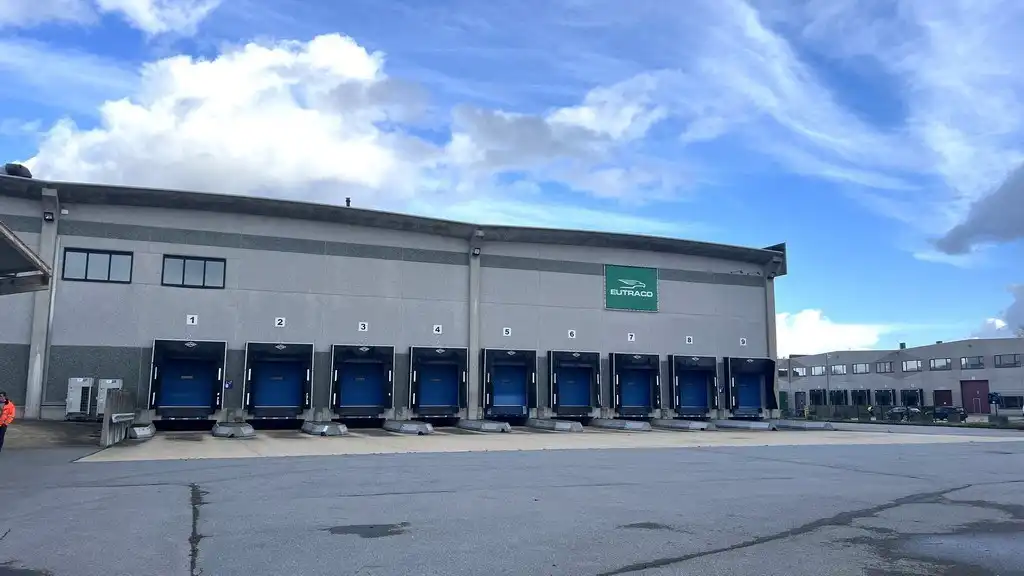 Logistieke loodsen met laadkades vlakbij R42 in Sint-Niklaas foto 16