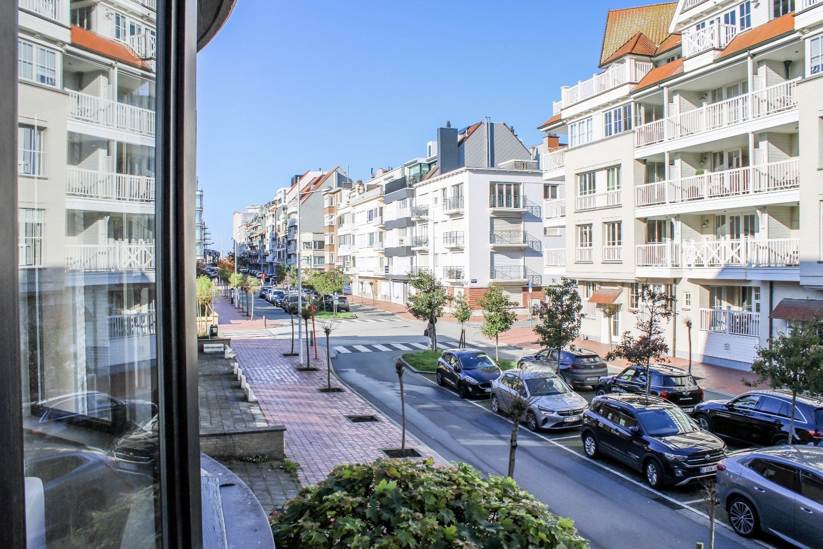 Goed onderhouden, ongemeubeld appartement met groot zonneterras, zeer centraal gelegen in de Van Bunnenlaan. foto 4