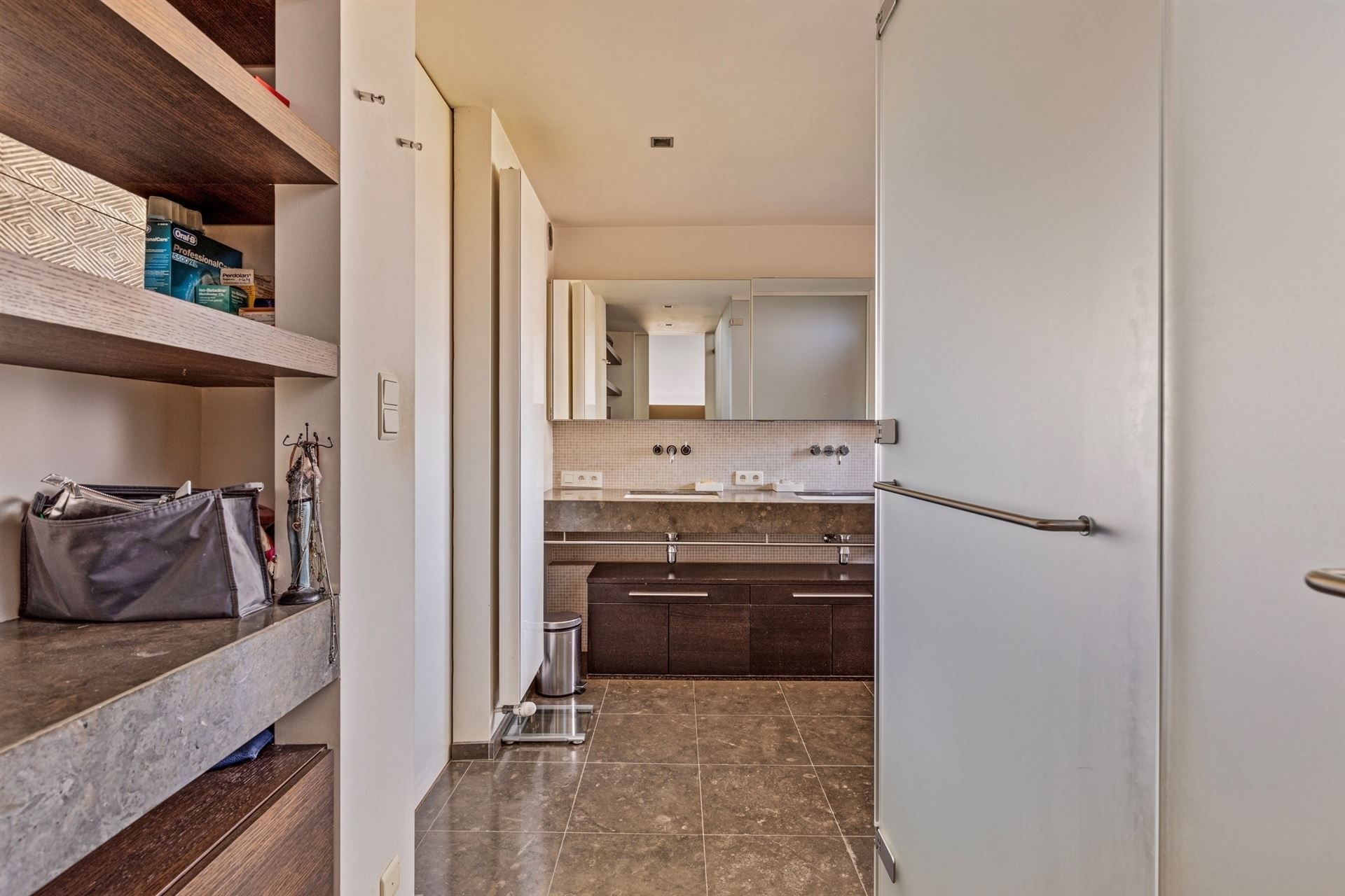 Ruime klassieke villa met zwembad in doodlopende straat foto 27