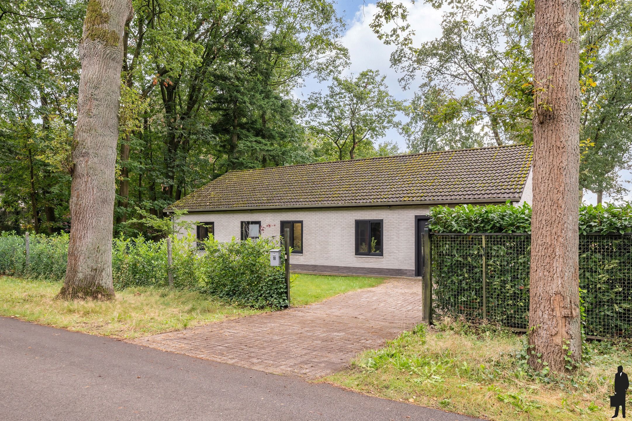 Instapklare villa met 3 ruime slaapkamers in een rustige, groene buurt, vlakbij het centrum van Heide te huren voor 1 jaar! foto {{pictureIndex}}