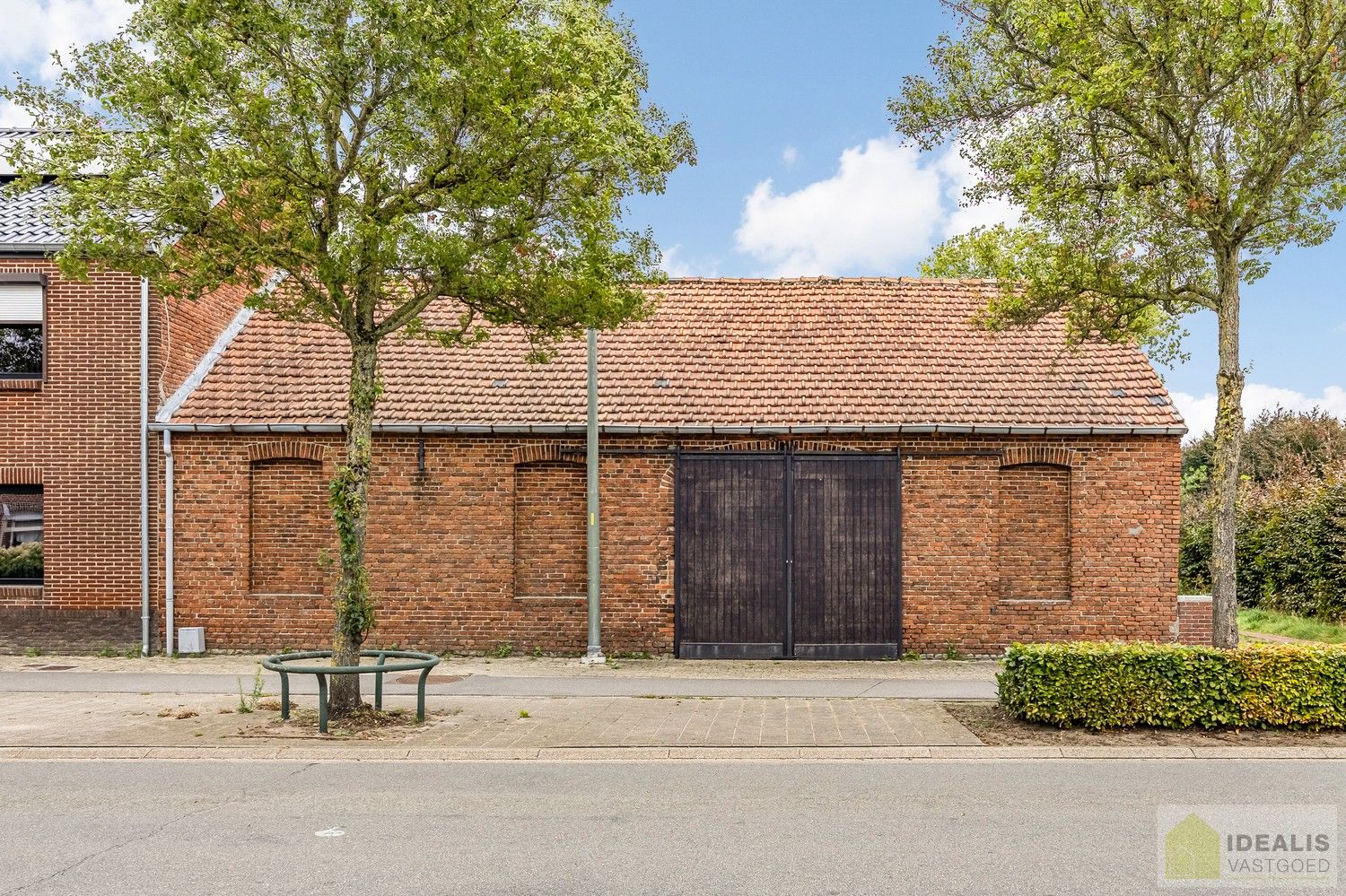 IDEALIS VASTGOED – LOODS/OPSLAGRUIMTE (+-220M²) UITERST GESCHIKT VOOR WIE OP ZOEK IS NAAR RUIMTE EN OPSLAG IN HET CENTRUM VAN PEER OP EEN ZEER GUNSTIGE LOCATIE! foto 3