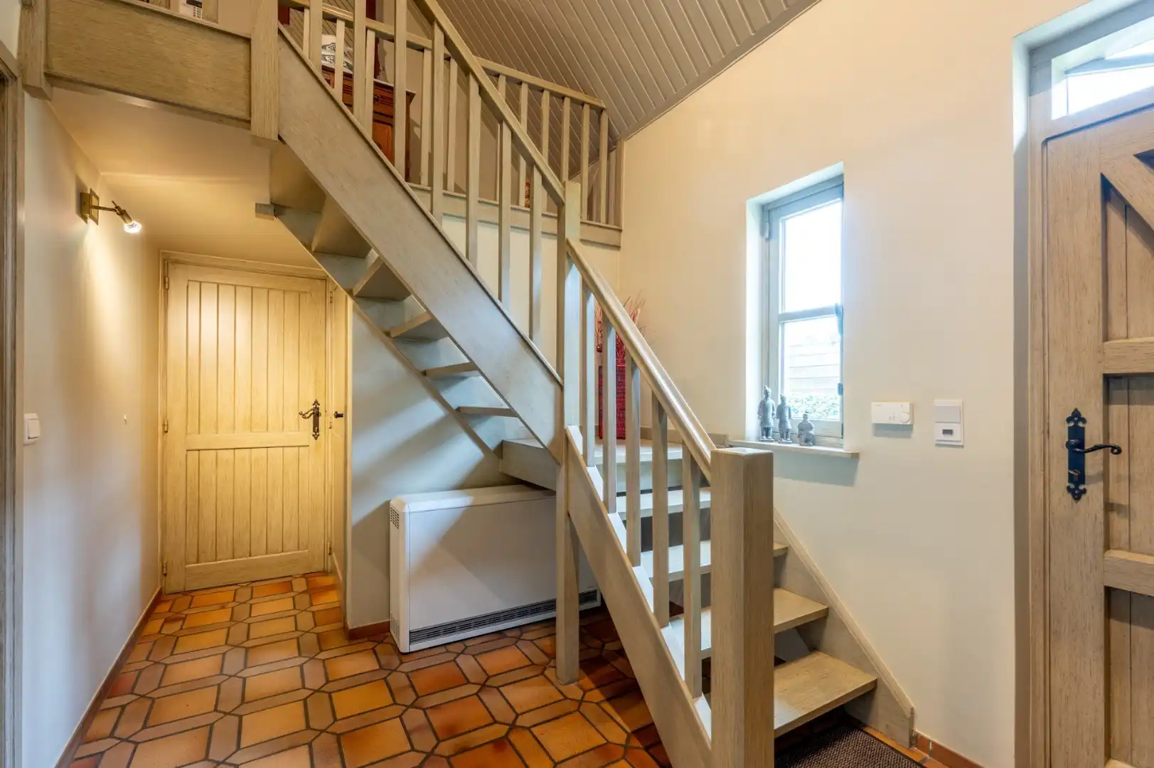 Villa met 3 kamers, 20 zonnepanelen en een dubbele garage op 800 m² foto 9