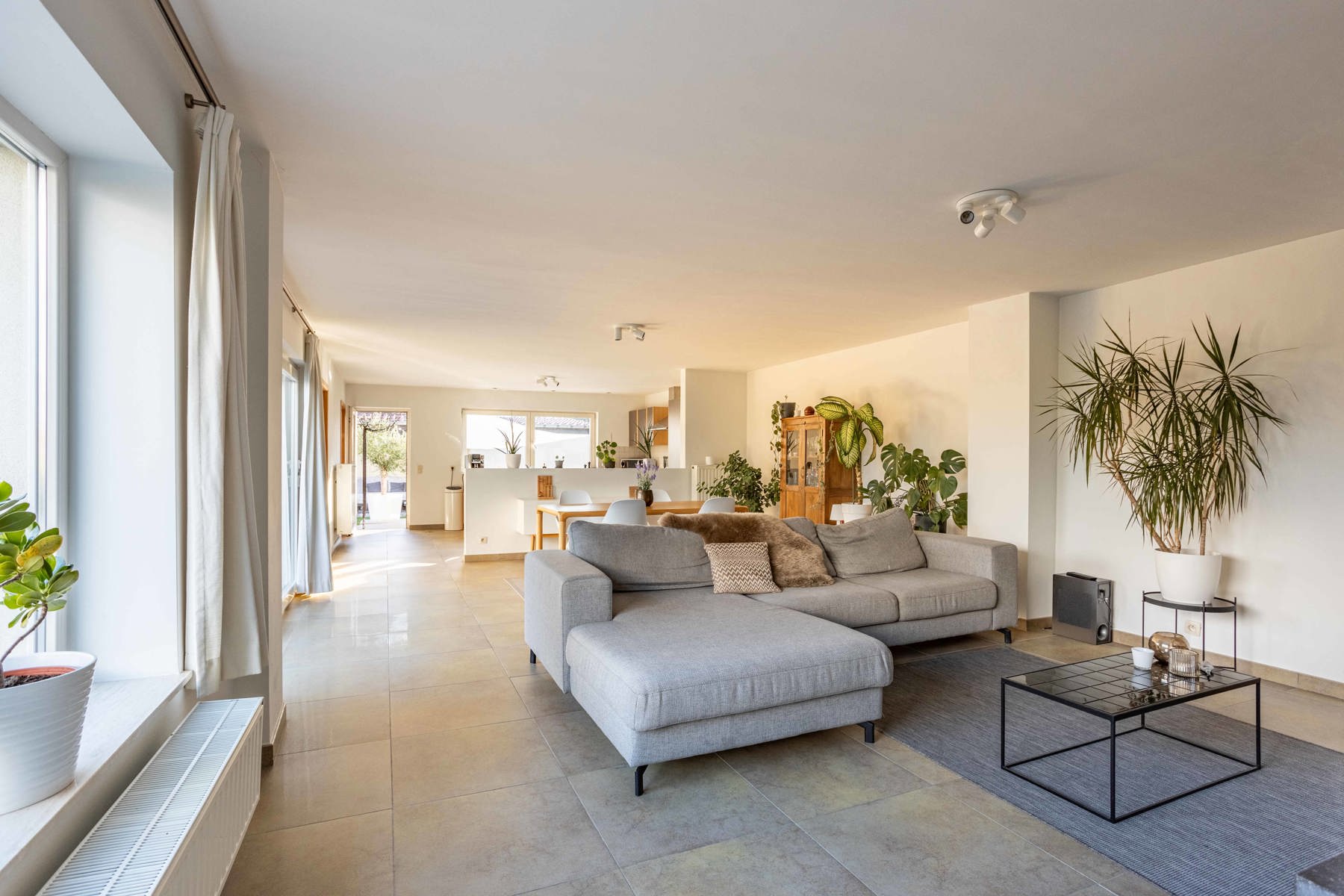 Ruime en lichtrijke woning in een rustige doodlopende straat foto {{pictureIndex}}