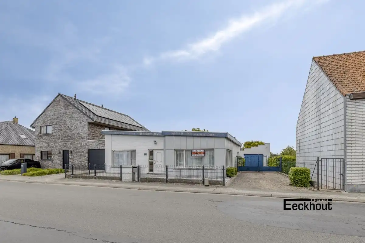 Halfopen bungalow met prachtige tuin en garage! foto 2