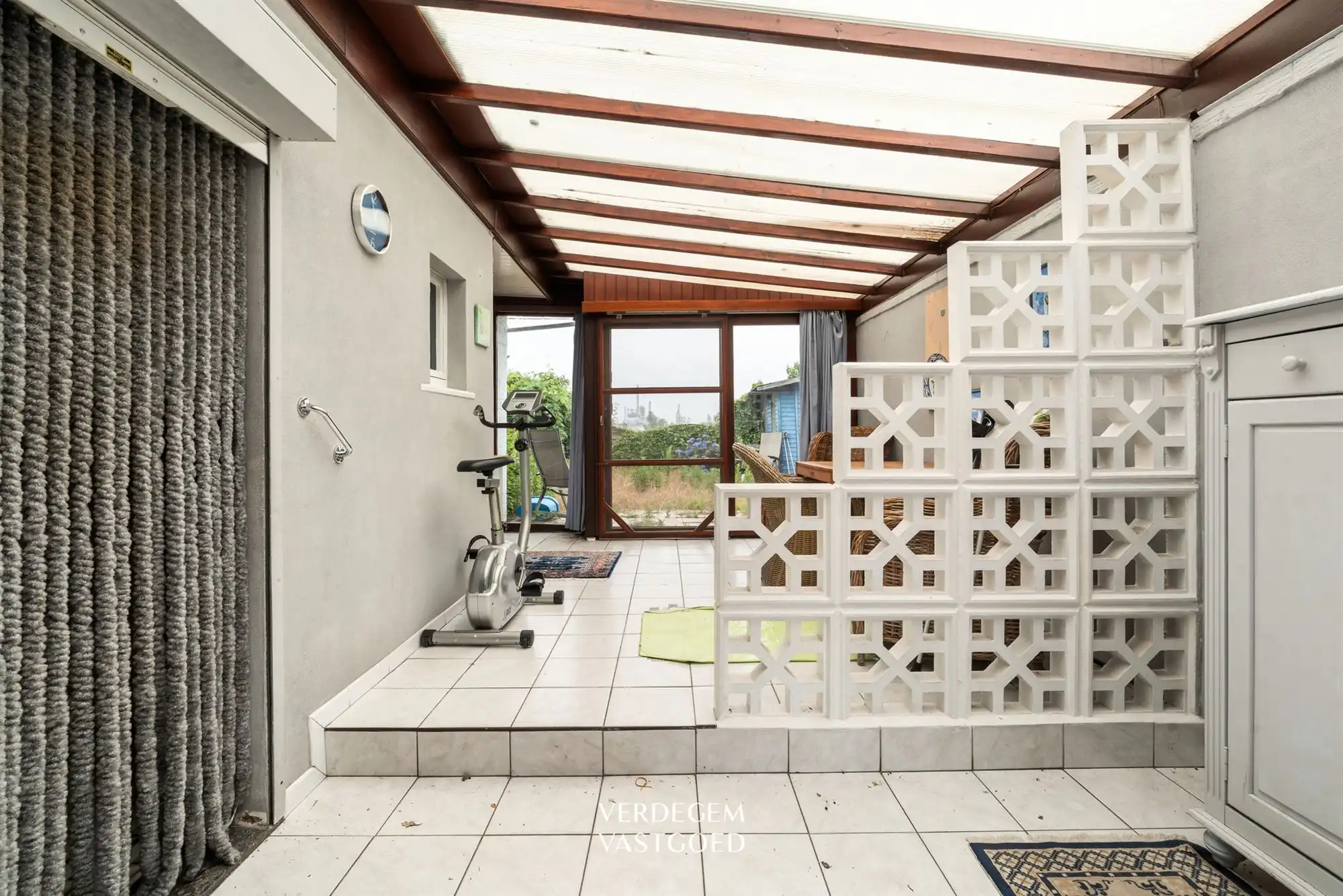 Te renoveren gezinswoning met garage, tuin en open zichten foto 11