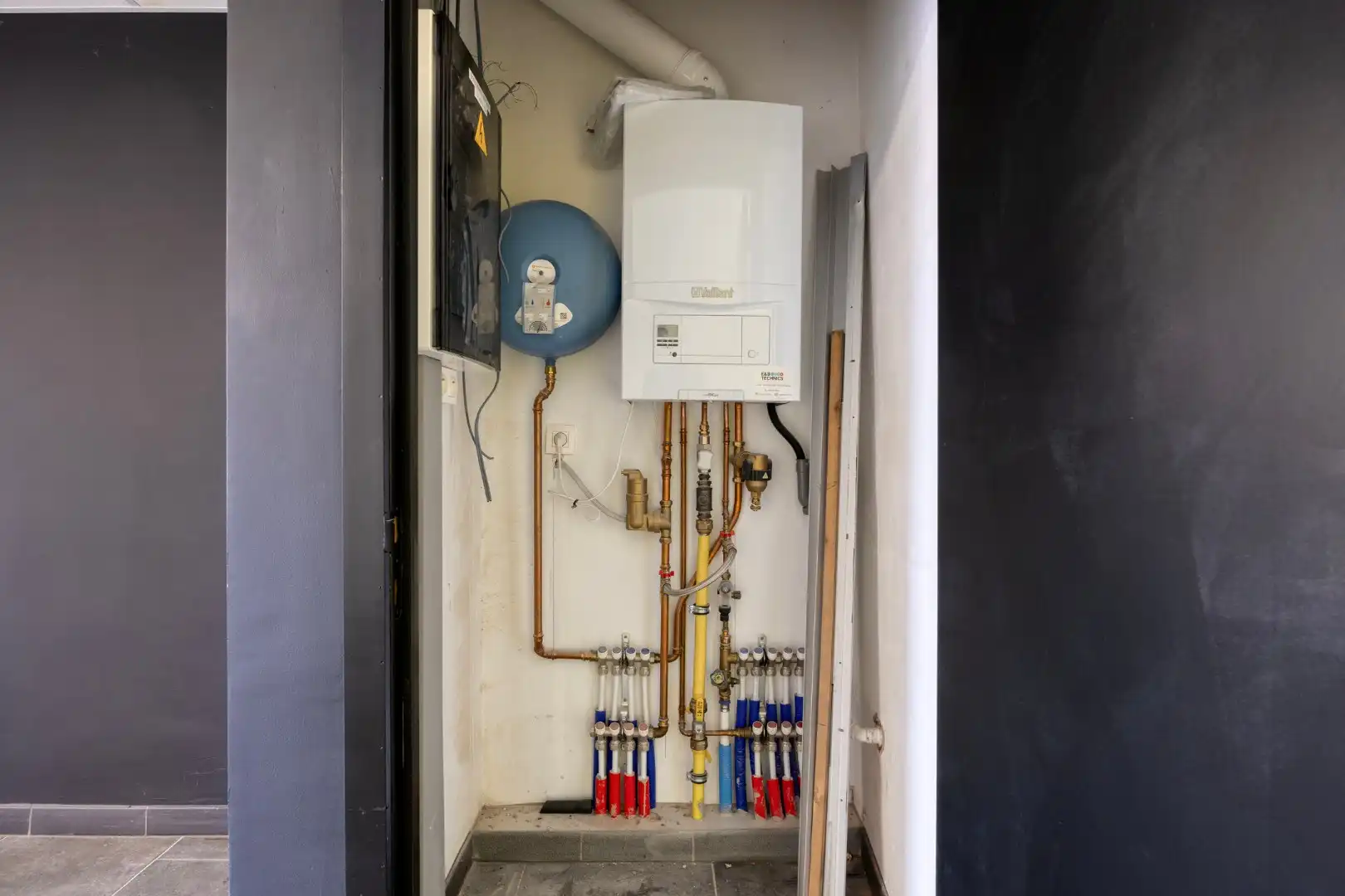 Commercieel gelegen handelspand met appartement met 3 slaapkamers en leuke stadstuin ! foto 11