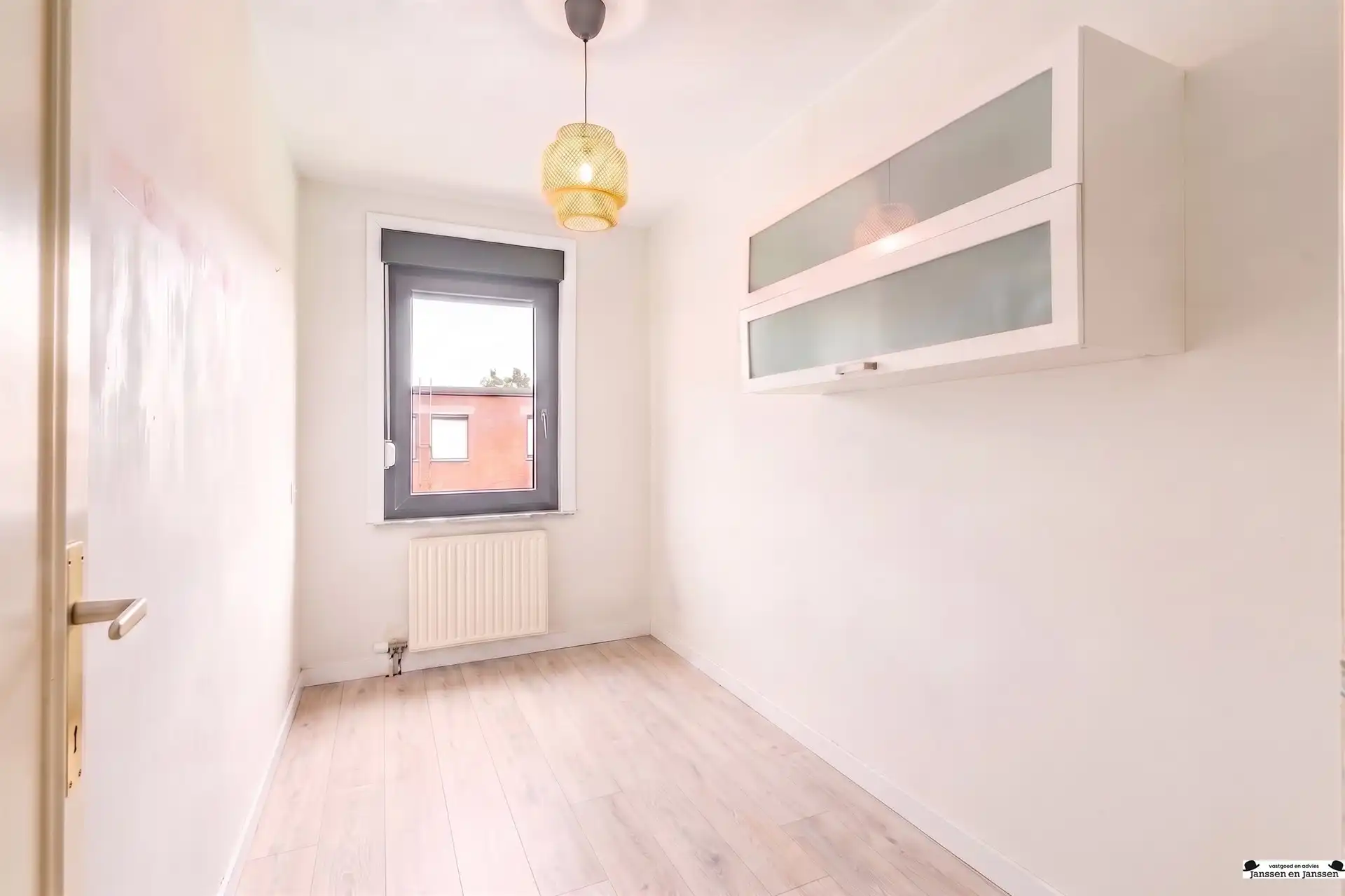 Instapklaar 2-slaapkamer appartement met terras foto 15