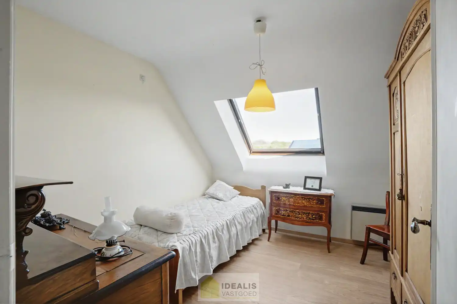 KARAKTERISTIEKE GEZINSWONING OP WANDELAFSTAND VAN HET CENTRUM VAN PEER MET WOONKAMER, GOED UITGERUSTE KEUKEN, BADKAMER, BUREAU, MOGELIJKHEID TOT MAAR LIEFST 4 SLAAPKAMERS EN EEN INPANDIGE GARAGE MET SECTIONALE POORT! - De woning omvat +-204m² bewoonbare oppervlakte en is gelegen op een perceel van +- 9a 46ca (946m²). Zeer geschikt voor kandidaten op zoek naar een centraal gelegen woning met karakter, nog volledig naar smaak op te frissen! foto 15