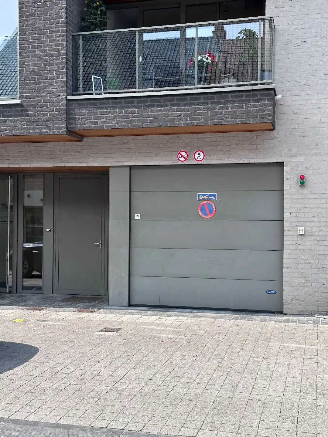 Ruime ondergrondse garage met autostaanplaats in het centrum van Gistel  foto 15