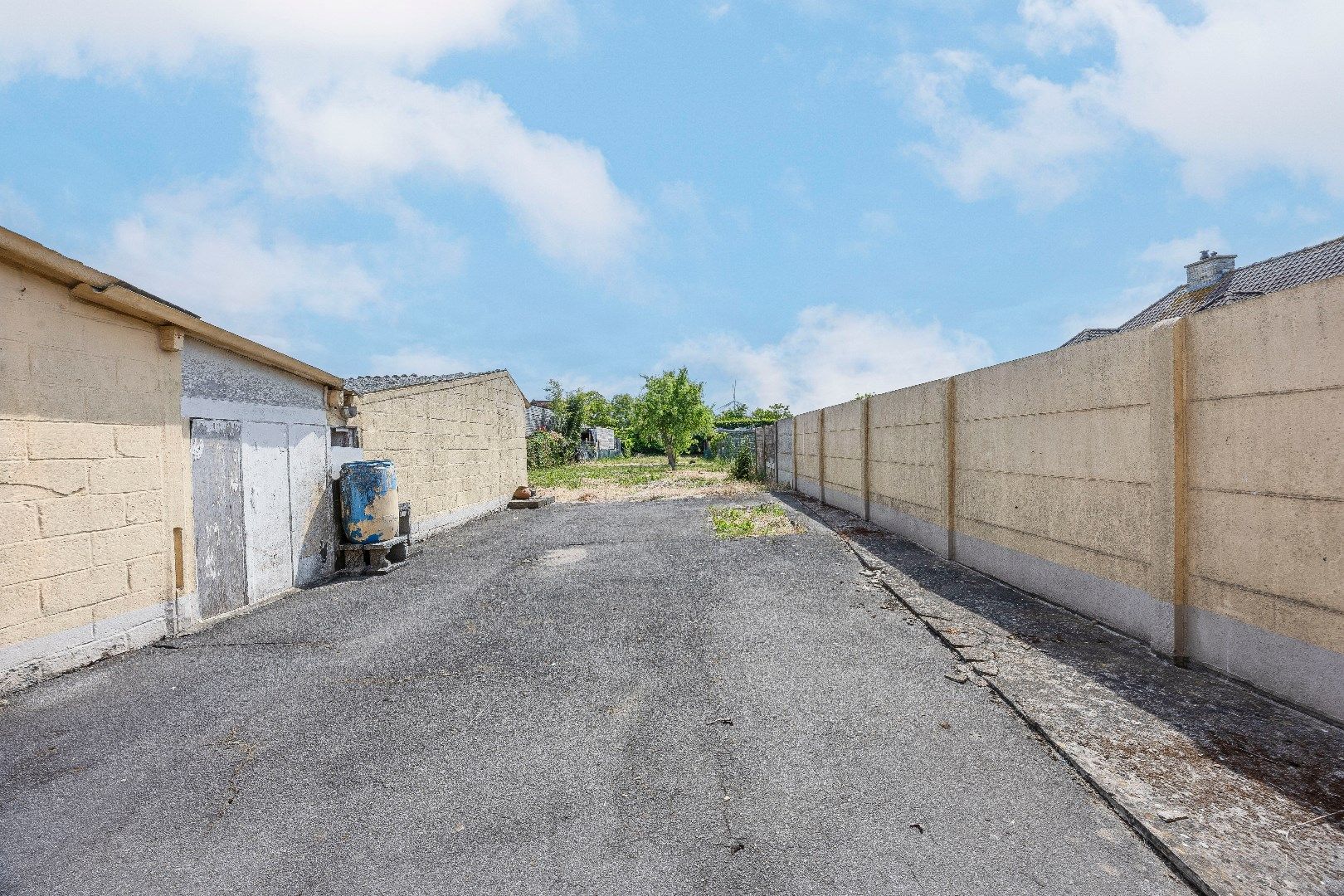 Te renoveren woning met garage en tuin  foto 8