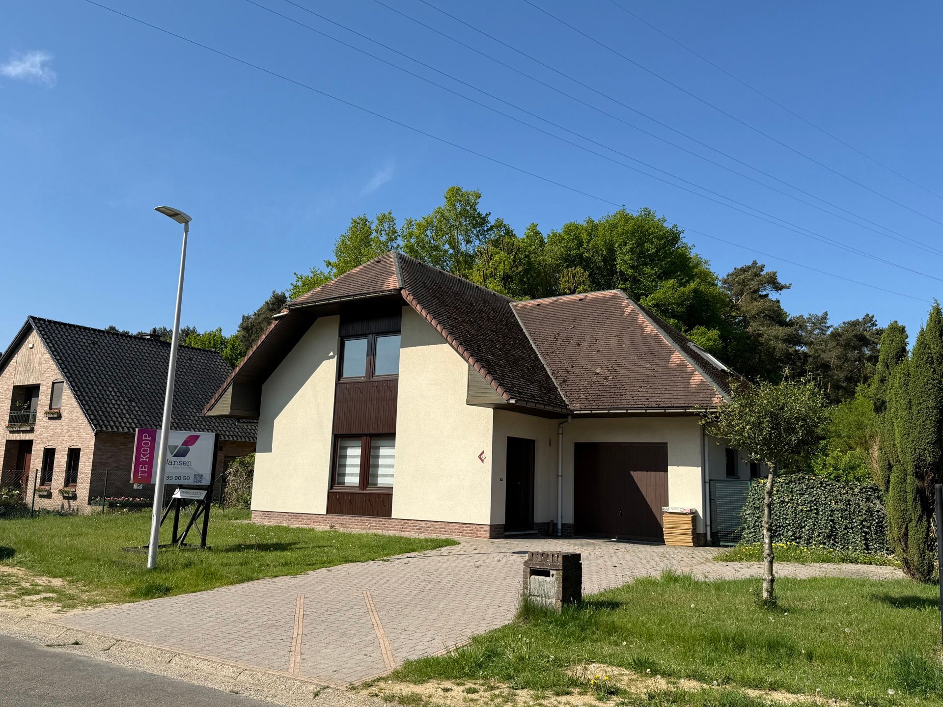 Ruime en eigentijdse gezinswoning op een rustige locatie foto {{pictureIndex}}