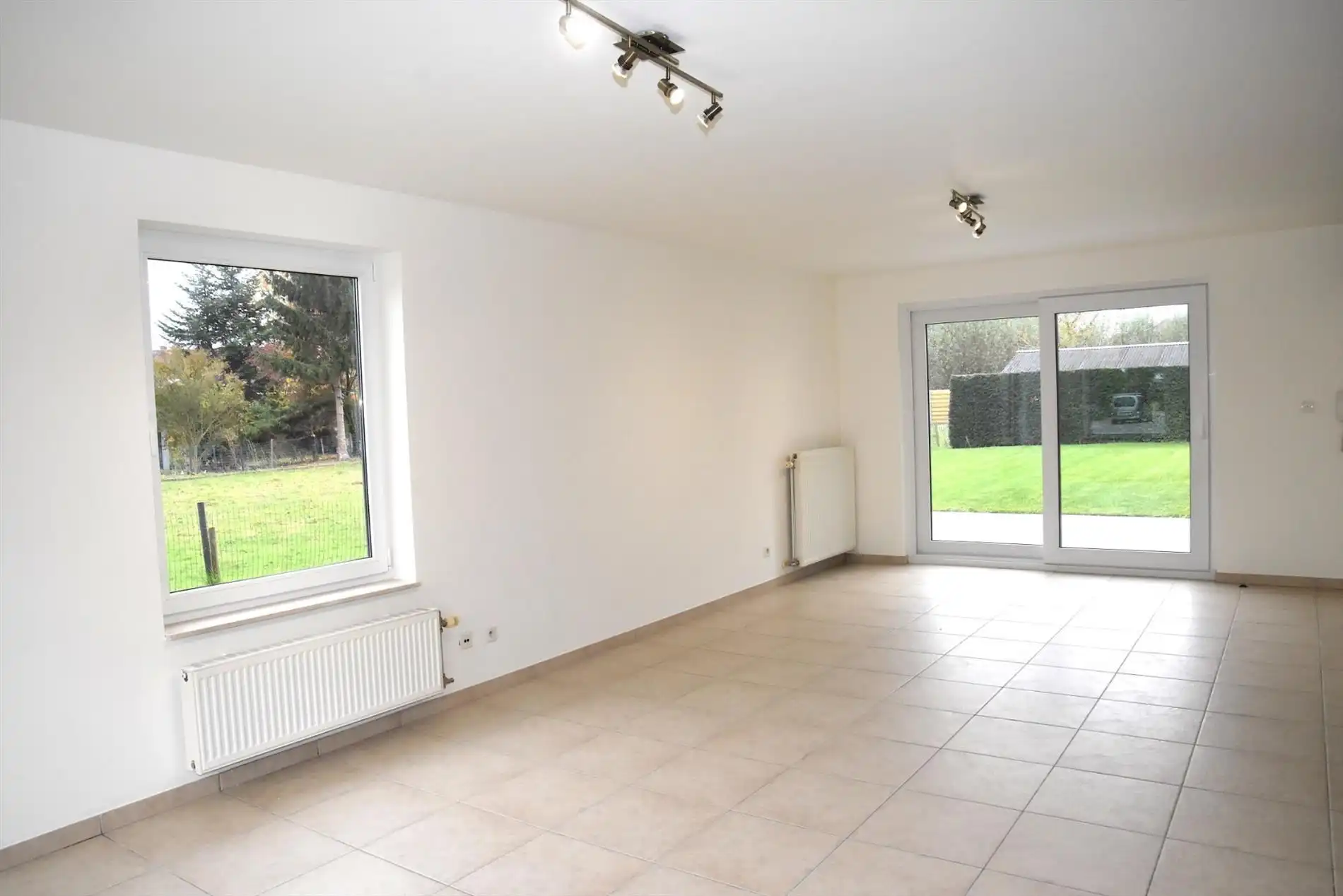 Heel mooie koppelwoning te huur in centrum Wevelgem! foto 3