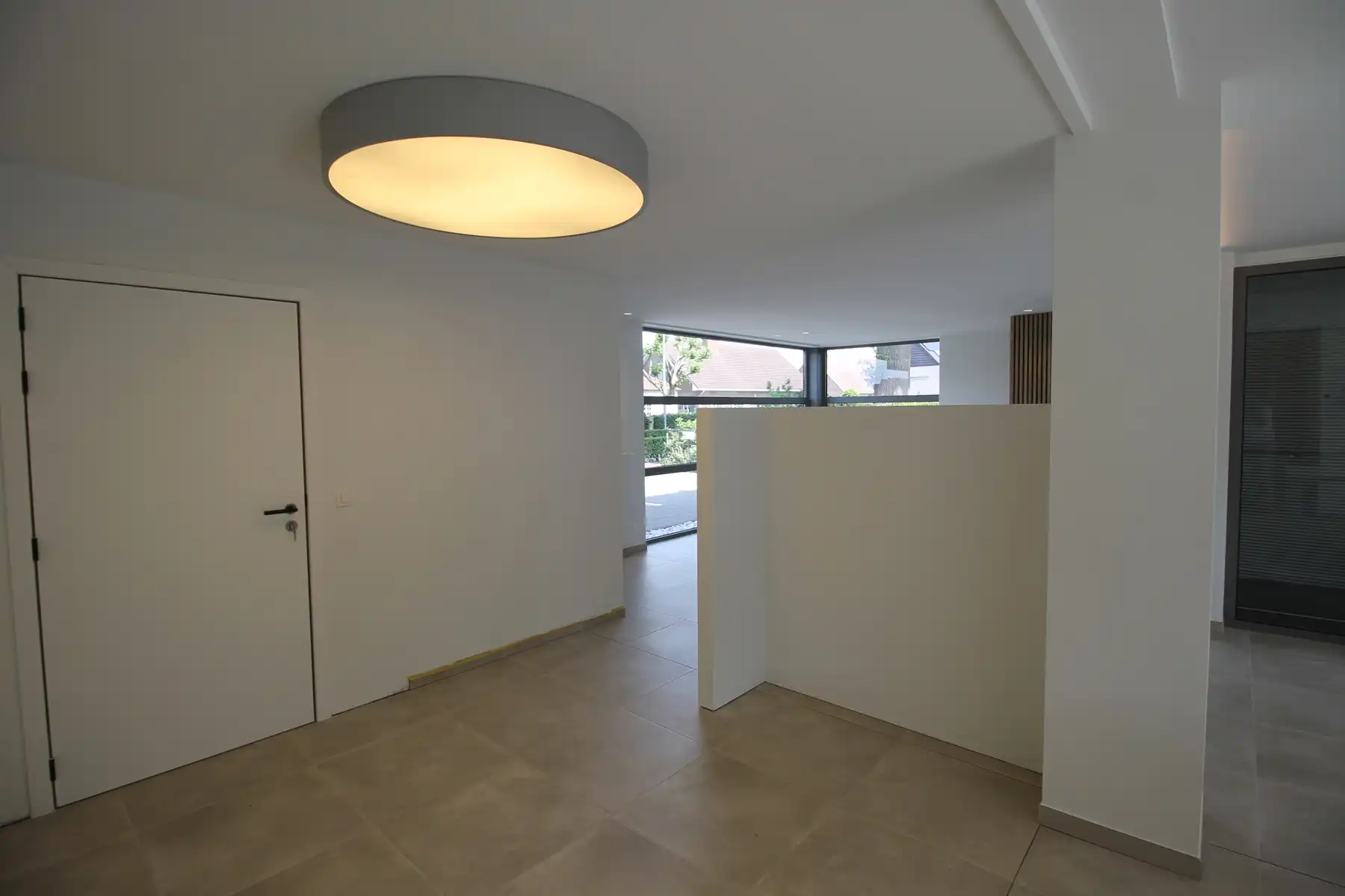 Uniek en ruim (ca 134m²) gelijkvloers appartement met 2 slaapkamers, terras en tuin en autostaanplaats. foto 7