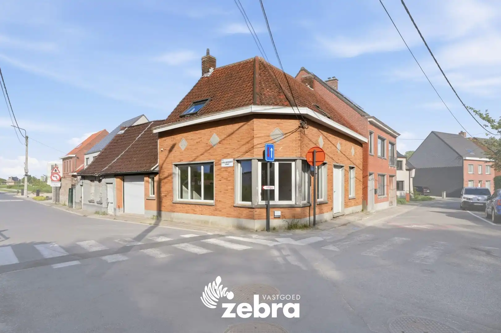 Hoofdfoto van de publicatie: Charmante hoekwoning met garage en ruime bijgebouwen in Meulebeke!