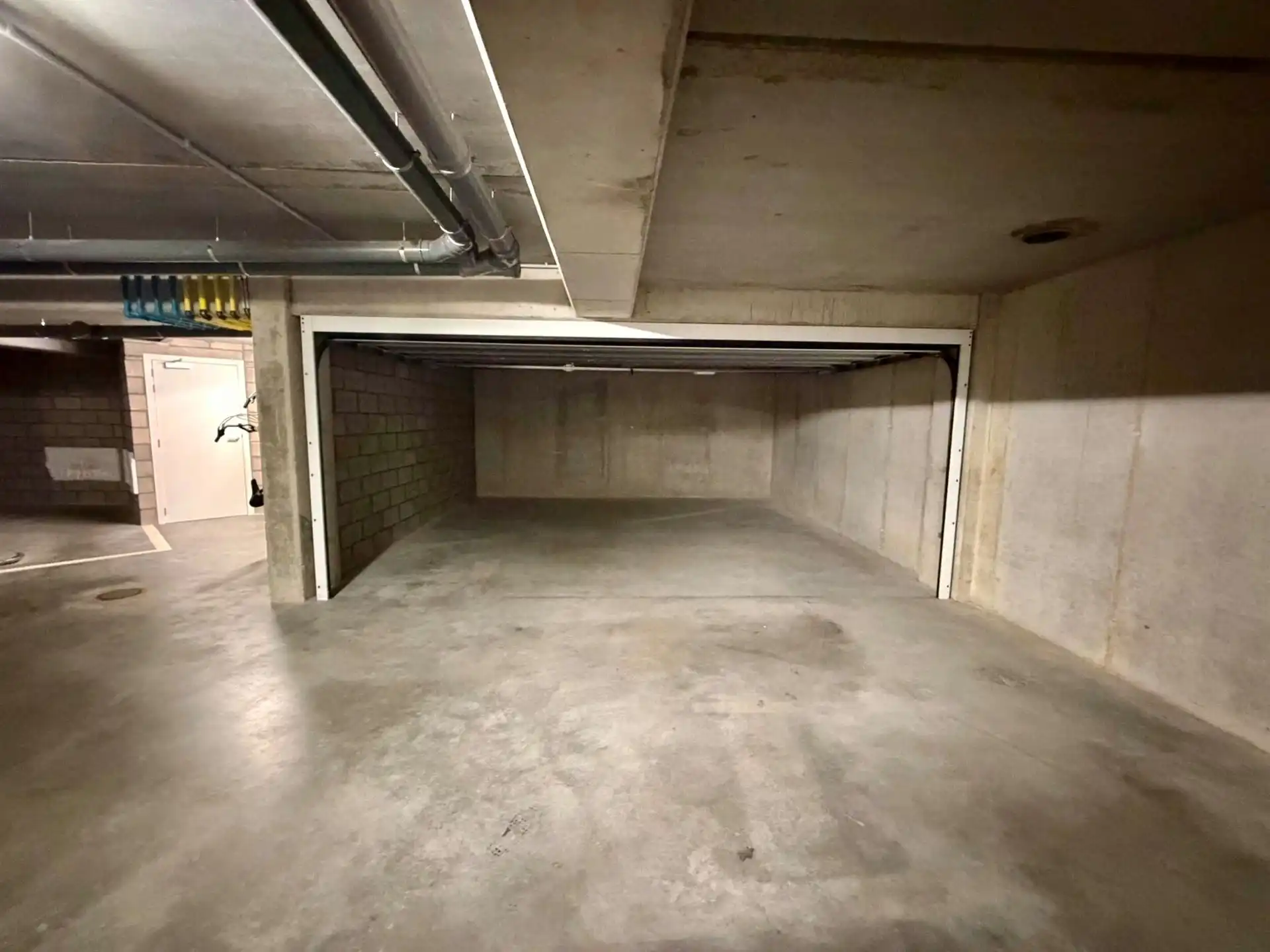Topgelegen grote dubbele garagebox met sectionaalpoort  foto 2