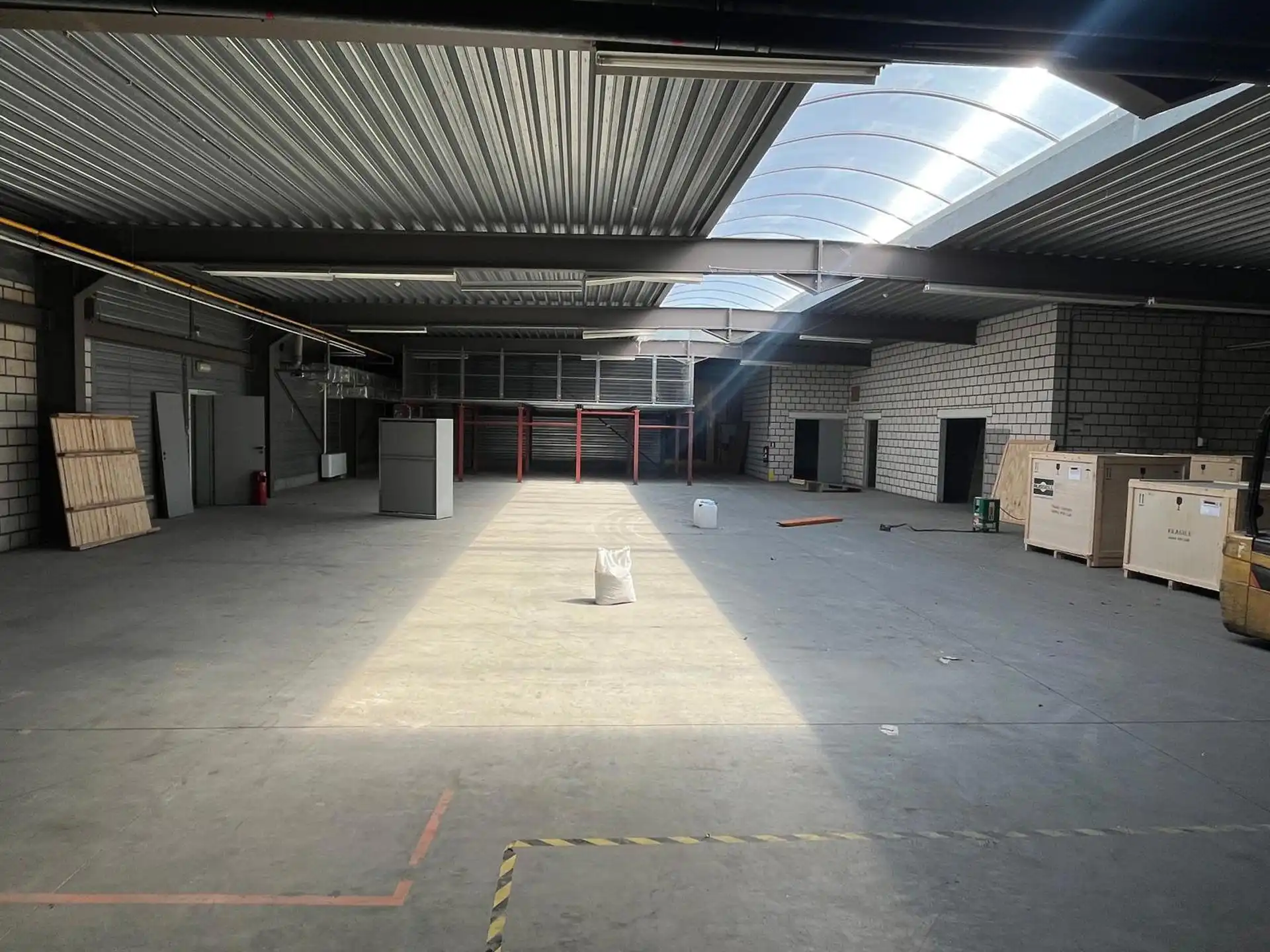Bedrijfsgebouw magazijn met kantoren Mechelen-Noord foto 3