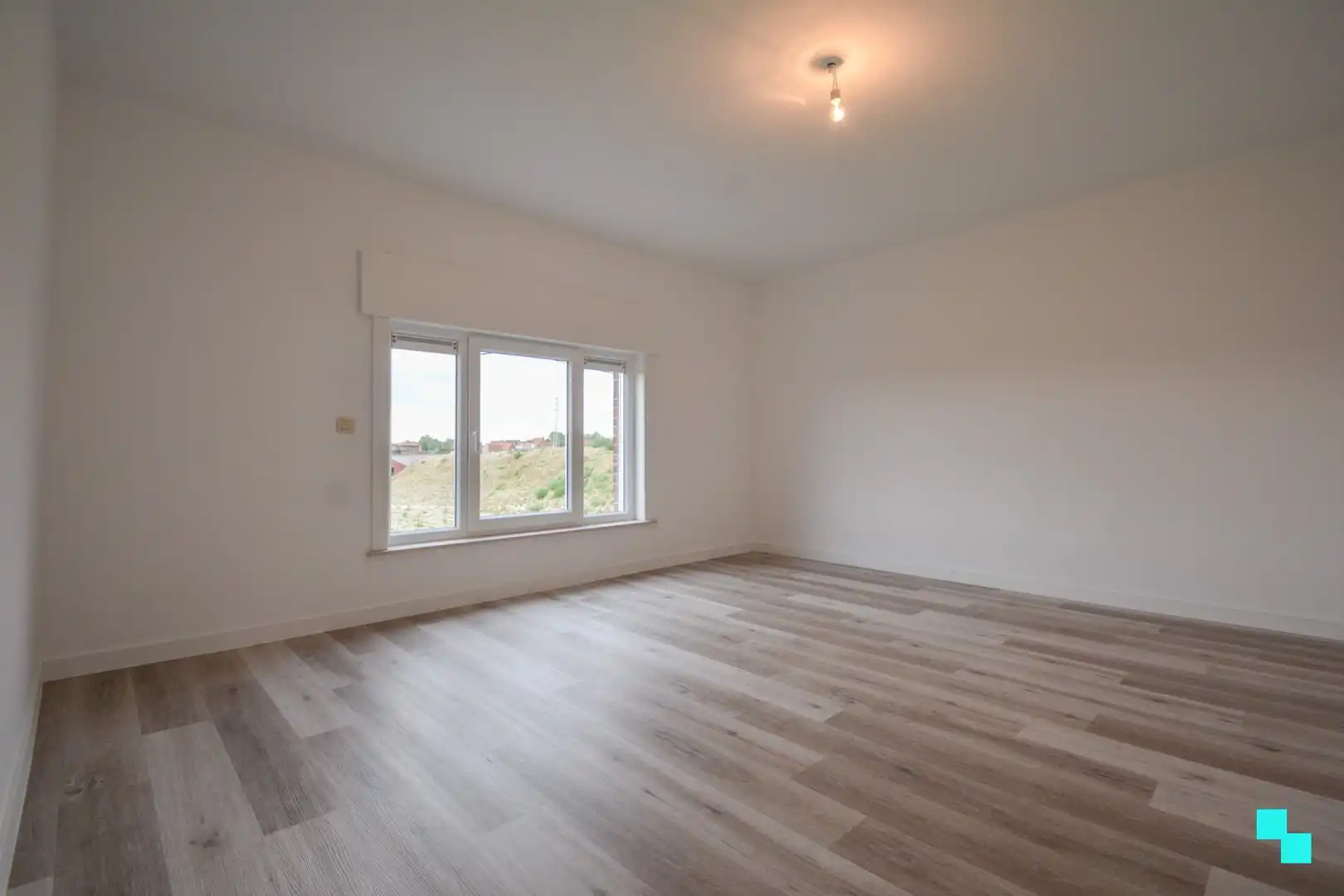 Gerenoveerde woning met twee slaapkamers en ruime garage foto 14