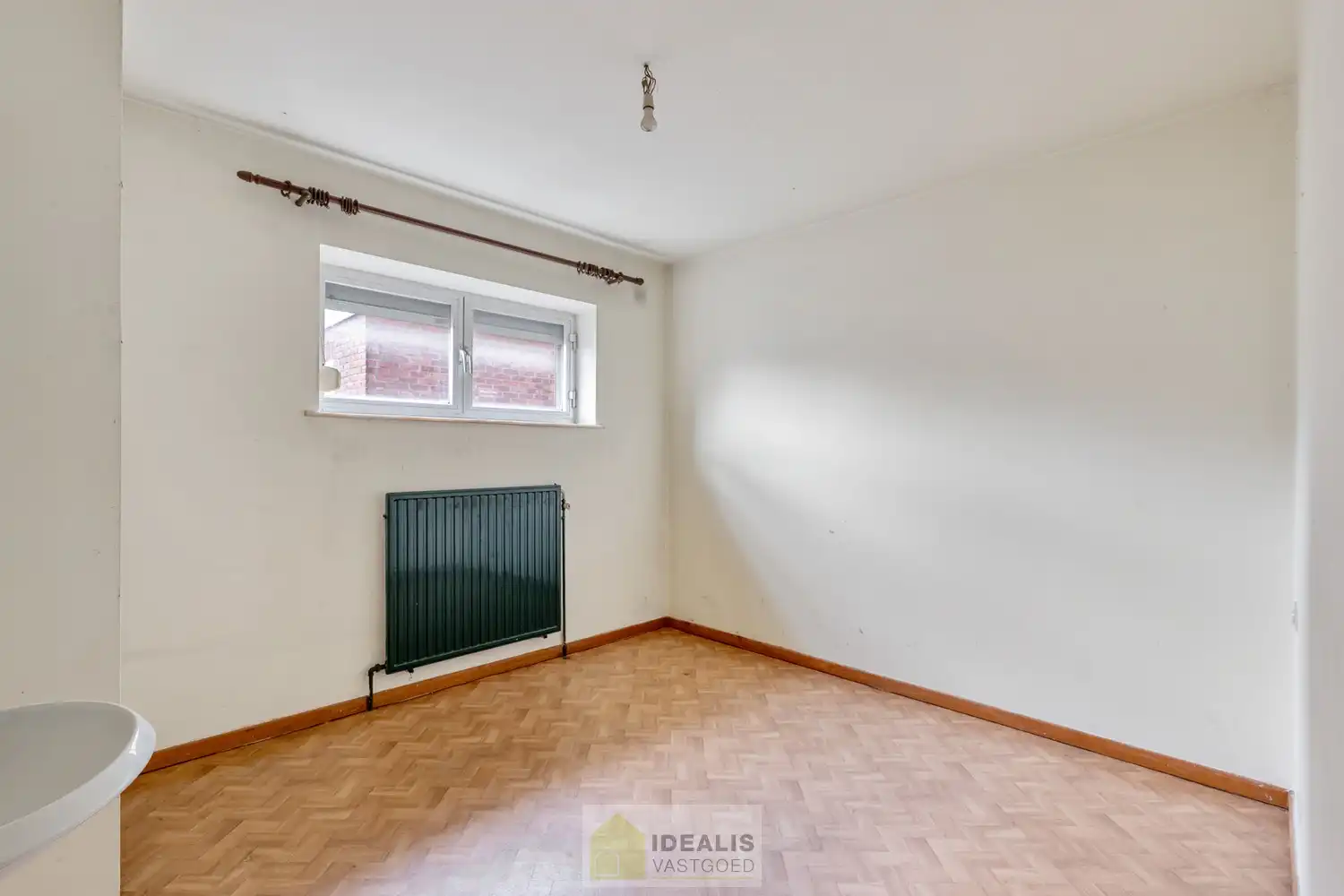 IDEALIS VASTGOED -  INVESTERINGSEIGENDOM BESTAANDE UIT 2 GELIJKVLOERSE HANDELSPANDEN EN 5 BOVENLIGGENDE APPARTEMENTEN IN HET CENTRUM VAN PELT! – te renoveren investeringseigendom op een toplocatie in Pelt (Neerpelt). Gelijkvloers 2 handelspanden, op de 1ste verdieping een 3 slpk.-appartement, 2de verdieping een 3 slpk.-appartement en een 1 slpk.-appartement en op de 3de verdieping een 3 slpk.-appartement en een 1 slpk.-appartement. Geschikt voor zij die zoeken naar een interessante investering in het centrum van Pelt. foto 19