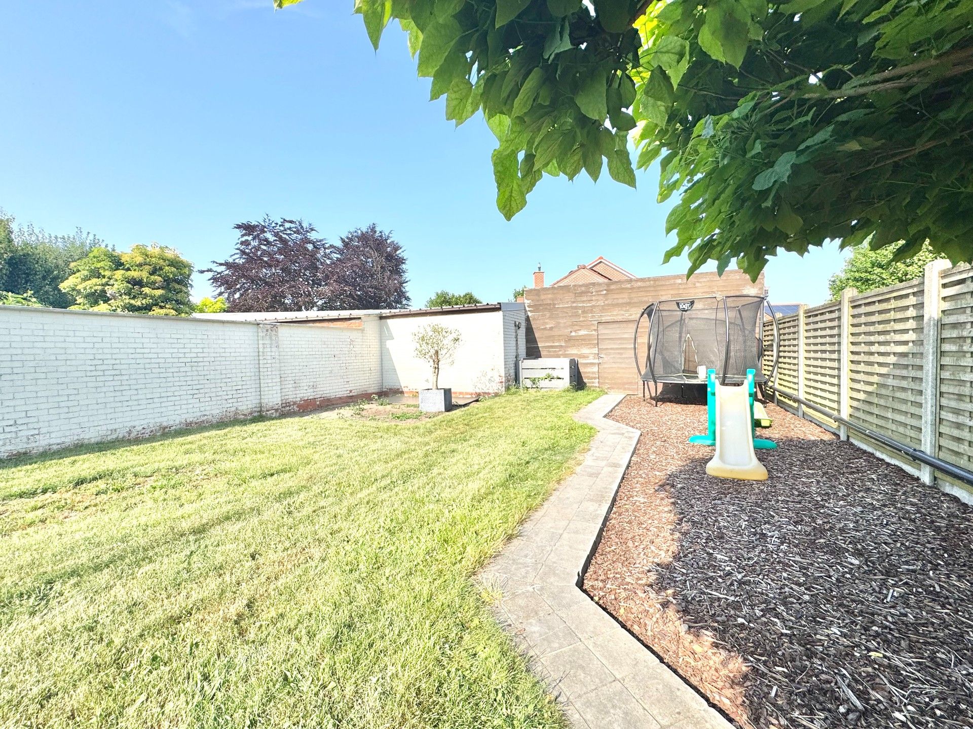 WONING MET 4 KAMERS - TUIN - GROTE CARPORT & UITWEG ACHTERAAN - 433 M² foto 16