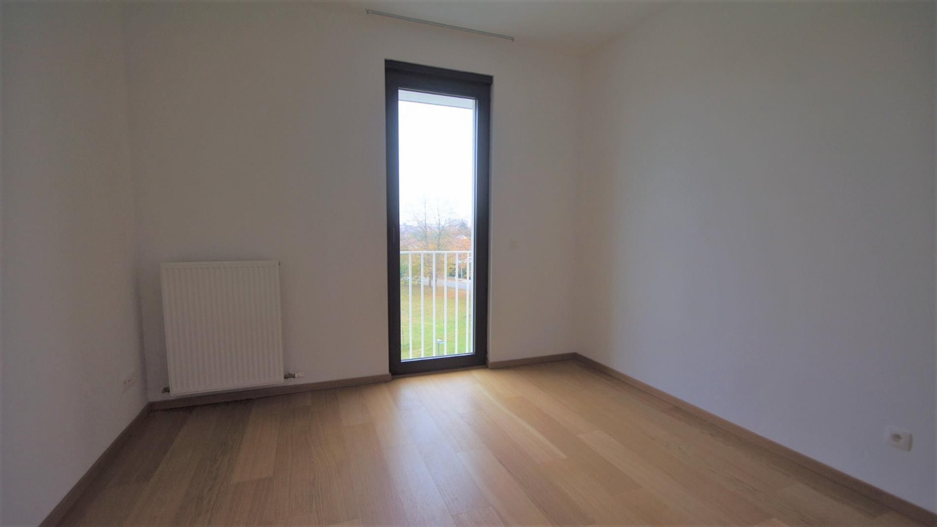 Ruim en recent 2 slpks-app. met terras en autostaanplaats foto 5