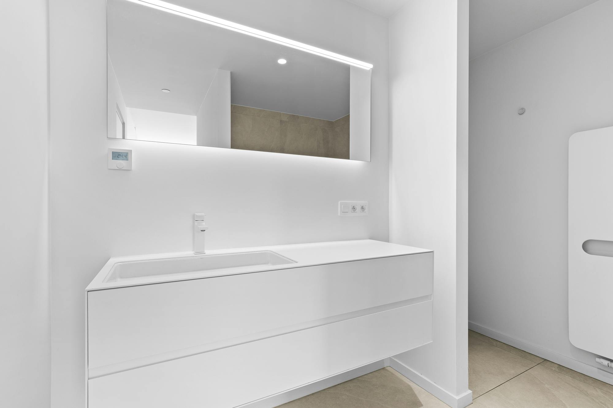 Exclusief wonen met panoramisch uitzicht in de Antwerp Tower foto 24