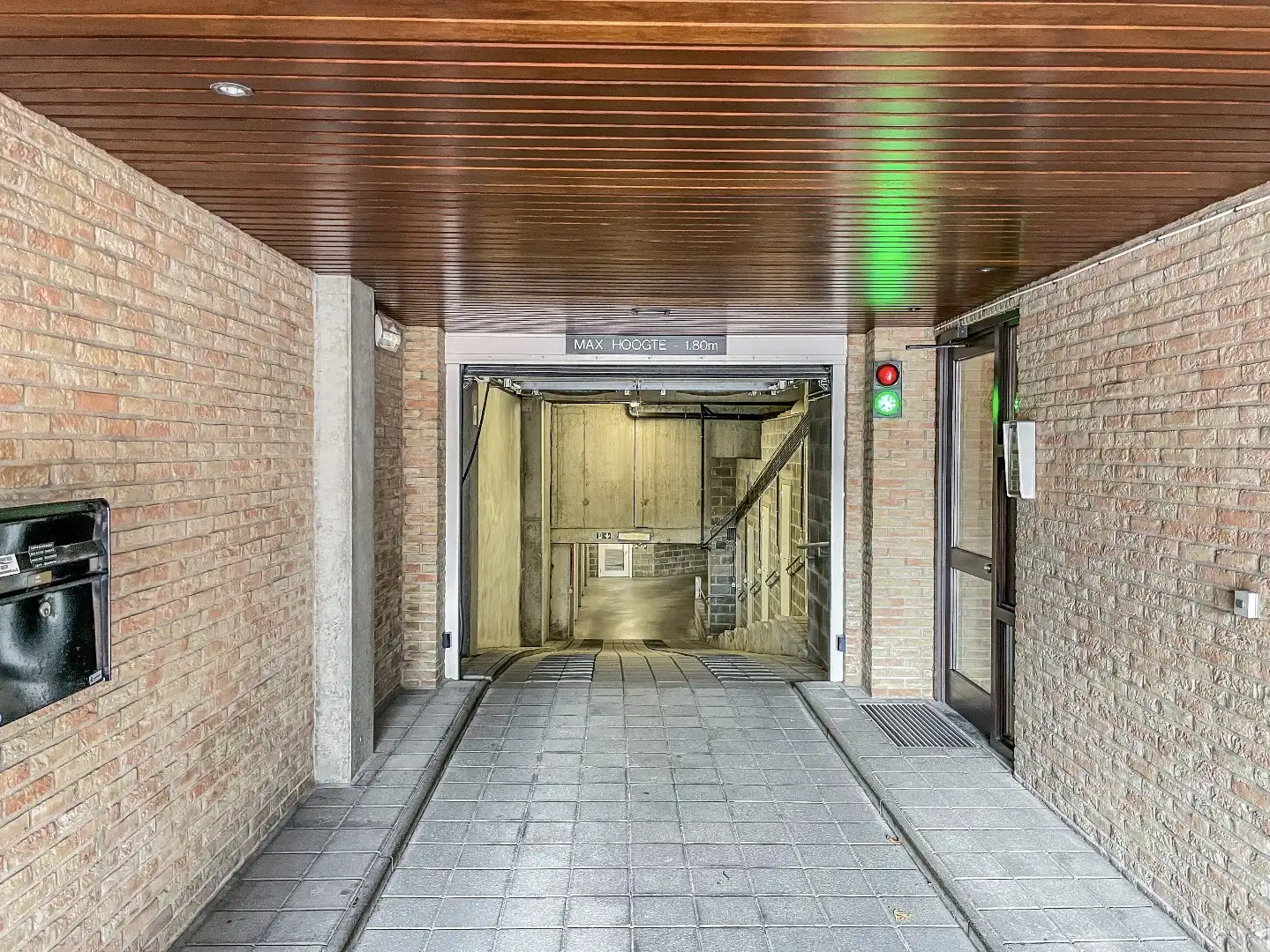 Luxueus ingericht appartement aan de zonnekant van de Dumortierlaan. Parking in het gebouw mgl. foto 19