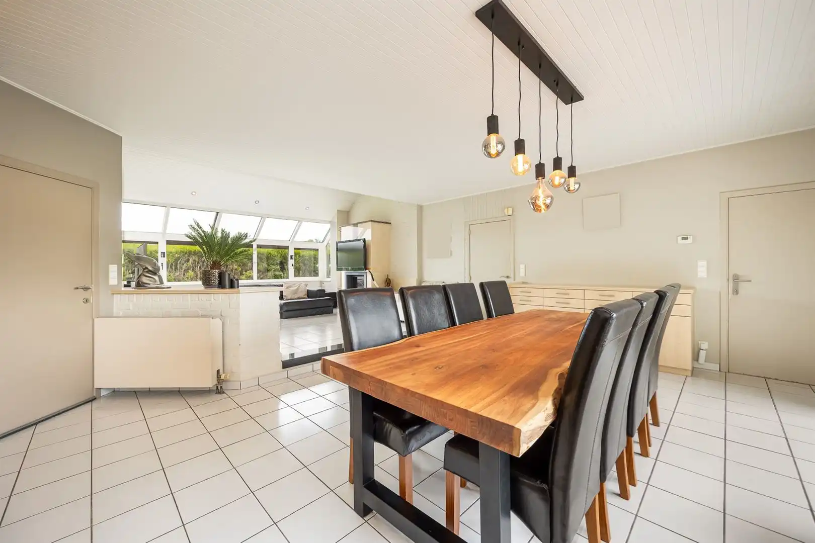 Woning met burelen, opslagruimte en een prachtige tuin! foto 6